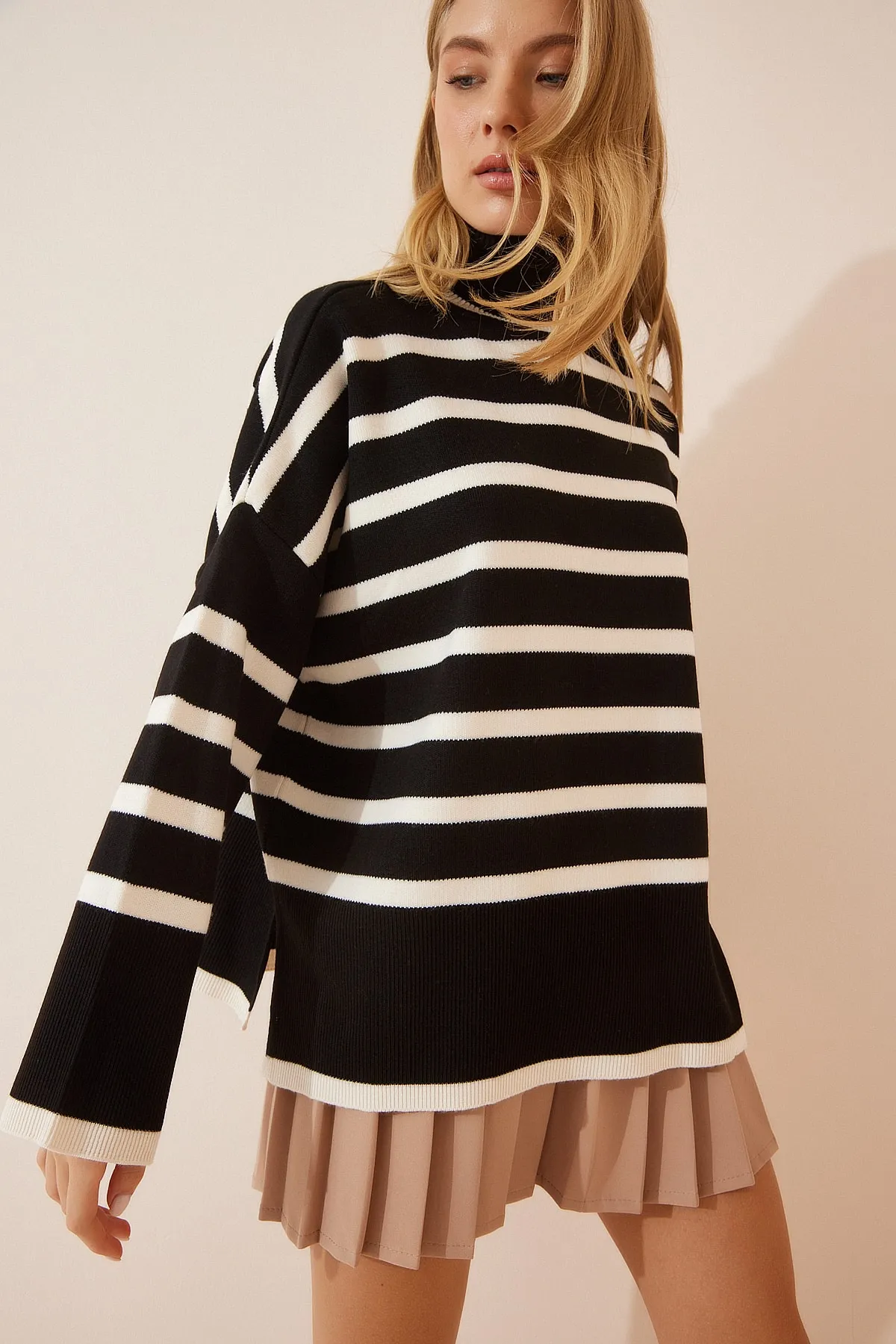 Happiness İstanbul  Übergroßer, gestreifter Rollkragenpullover für Damen in Knochenschwarz BV00014