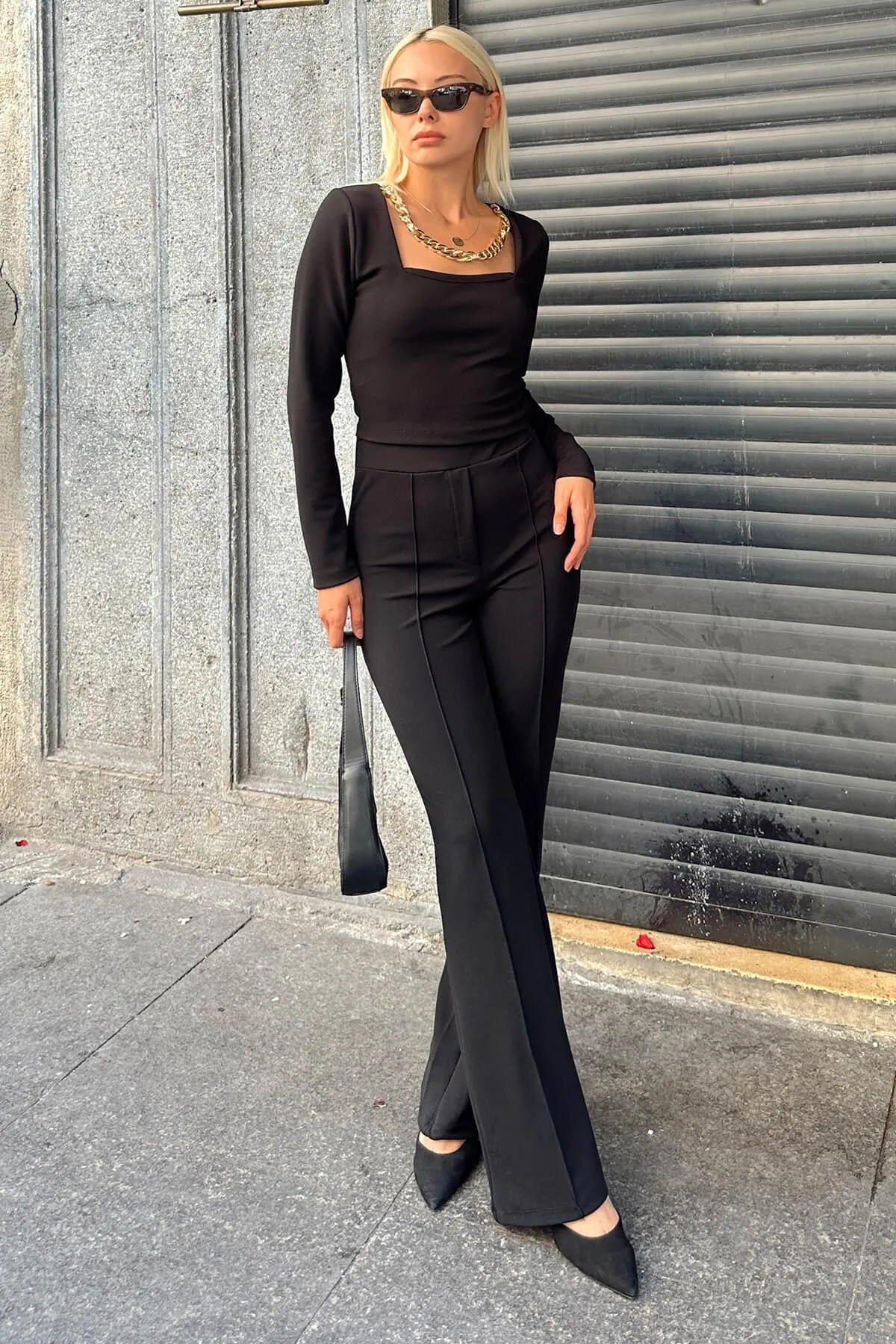 Swist  Schwarzes Crop-Pants-Set mit quadratischem Kragen und Halskettendetail für Damen
