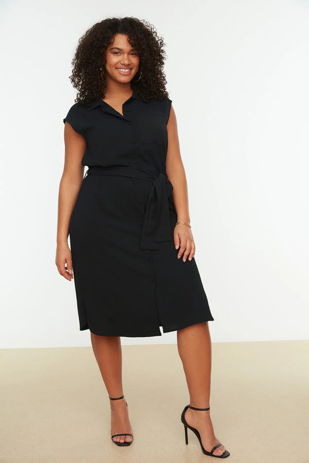 Trendyol Curve  Schwarzes gewebtes Hemdblusenkleid mit Gürtel, Taschendetail TBBSS22AH0250