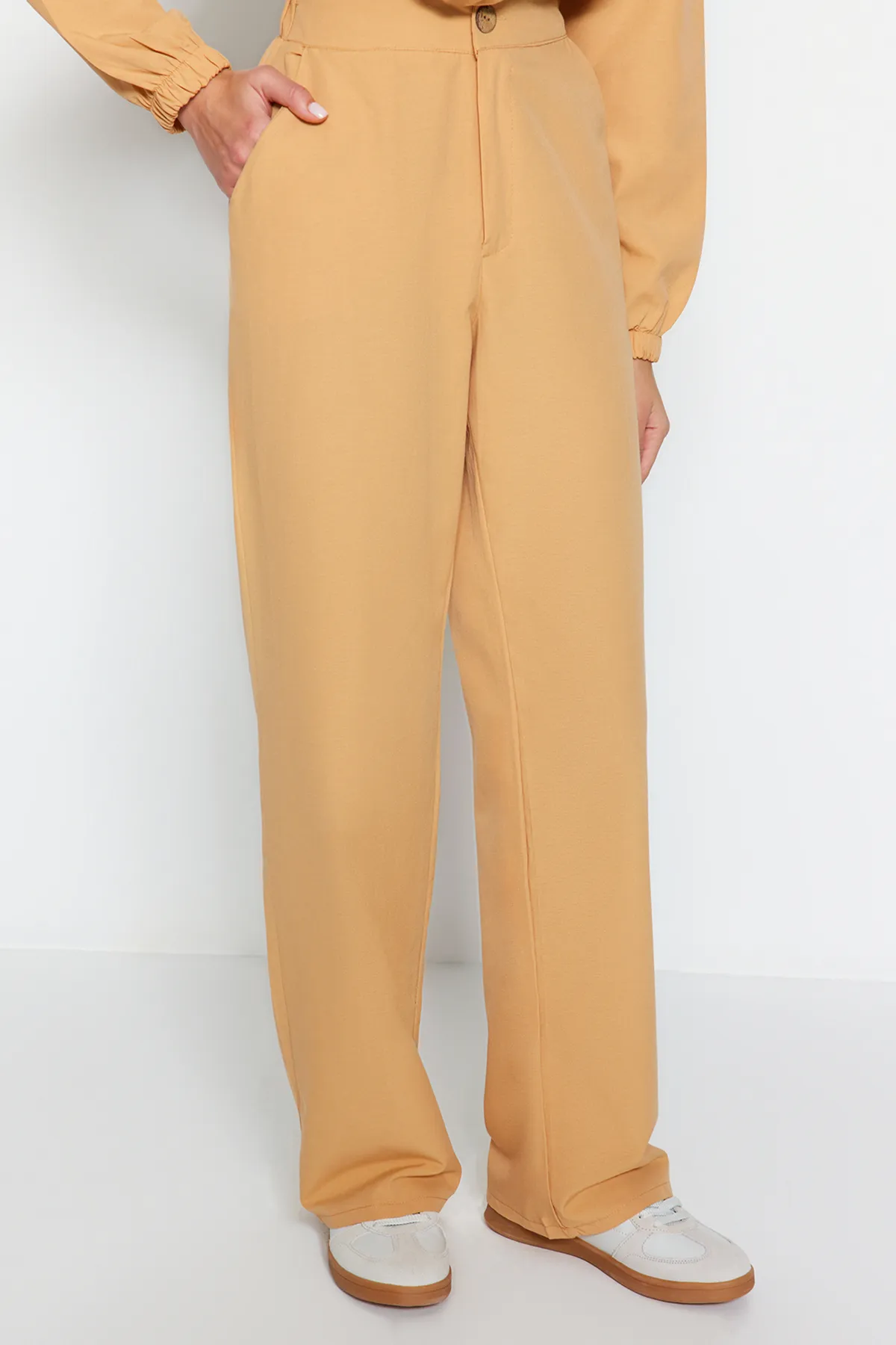 Trendyol Modest  Dunkelbeiger, gewebter Anzug aus Hemd und Hose mit Stehkragen und Gürtel TCTSS21AU0247