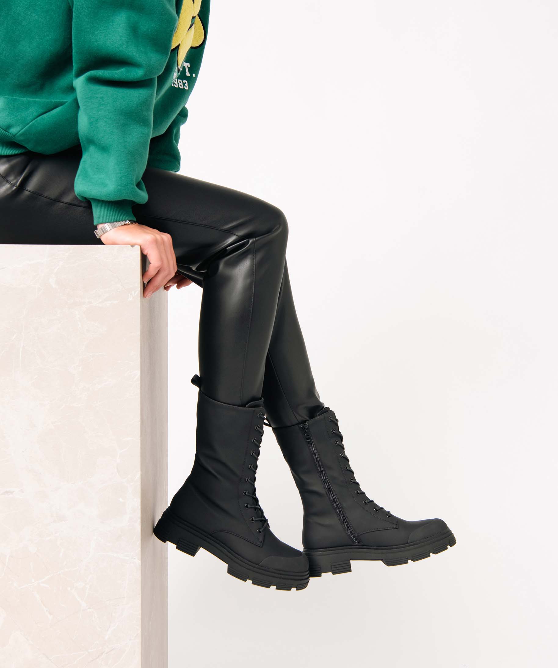 Bottines femme unies à lacets et semelle crantée noir | GEMO