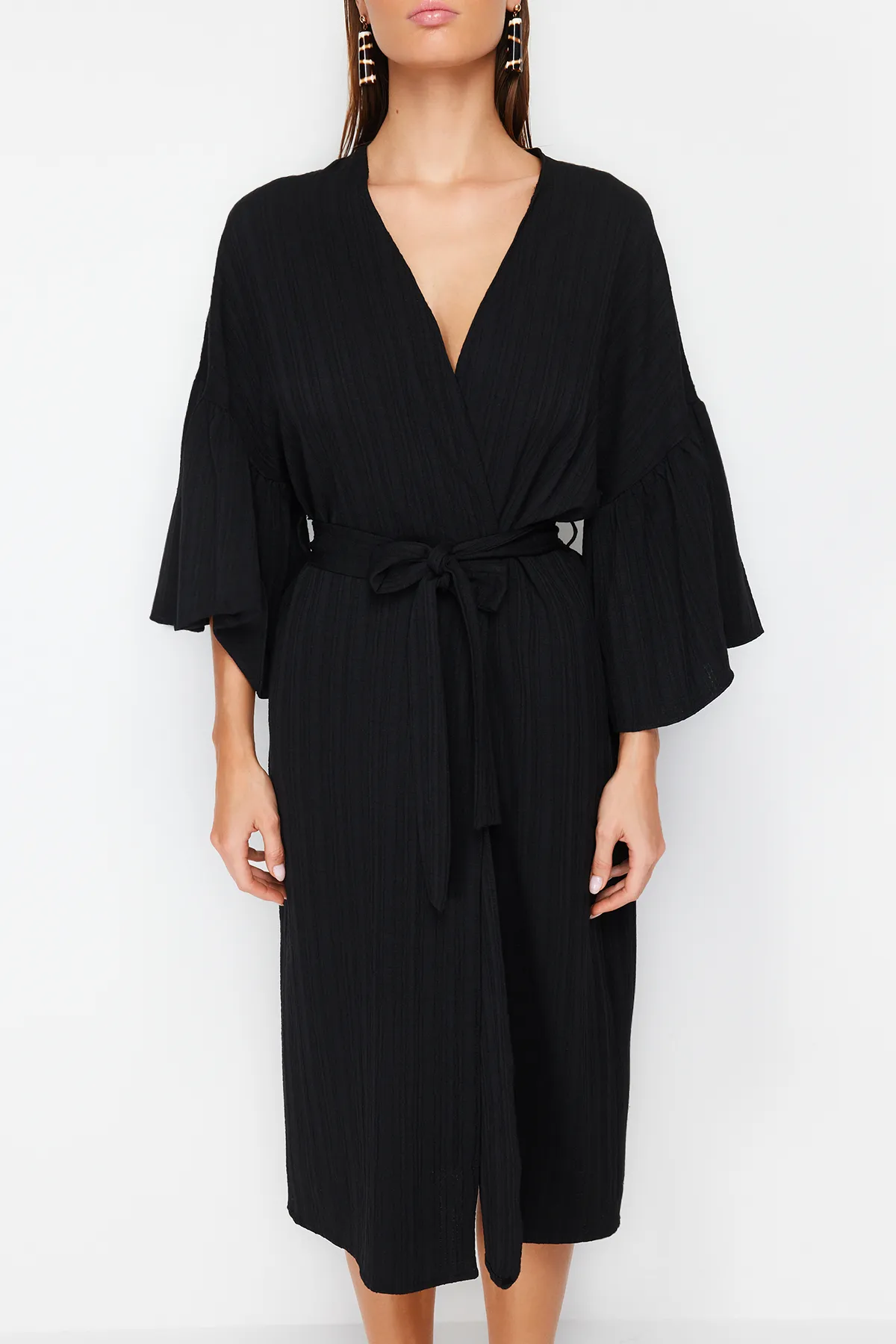 Trendyol Collection  Schwarzer Maxi-Kimono und Kaftan aus gewebtem Volant aus Leinenmischung mit Gürtel TBESS23KM00028