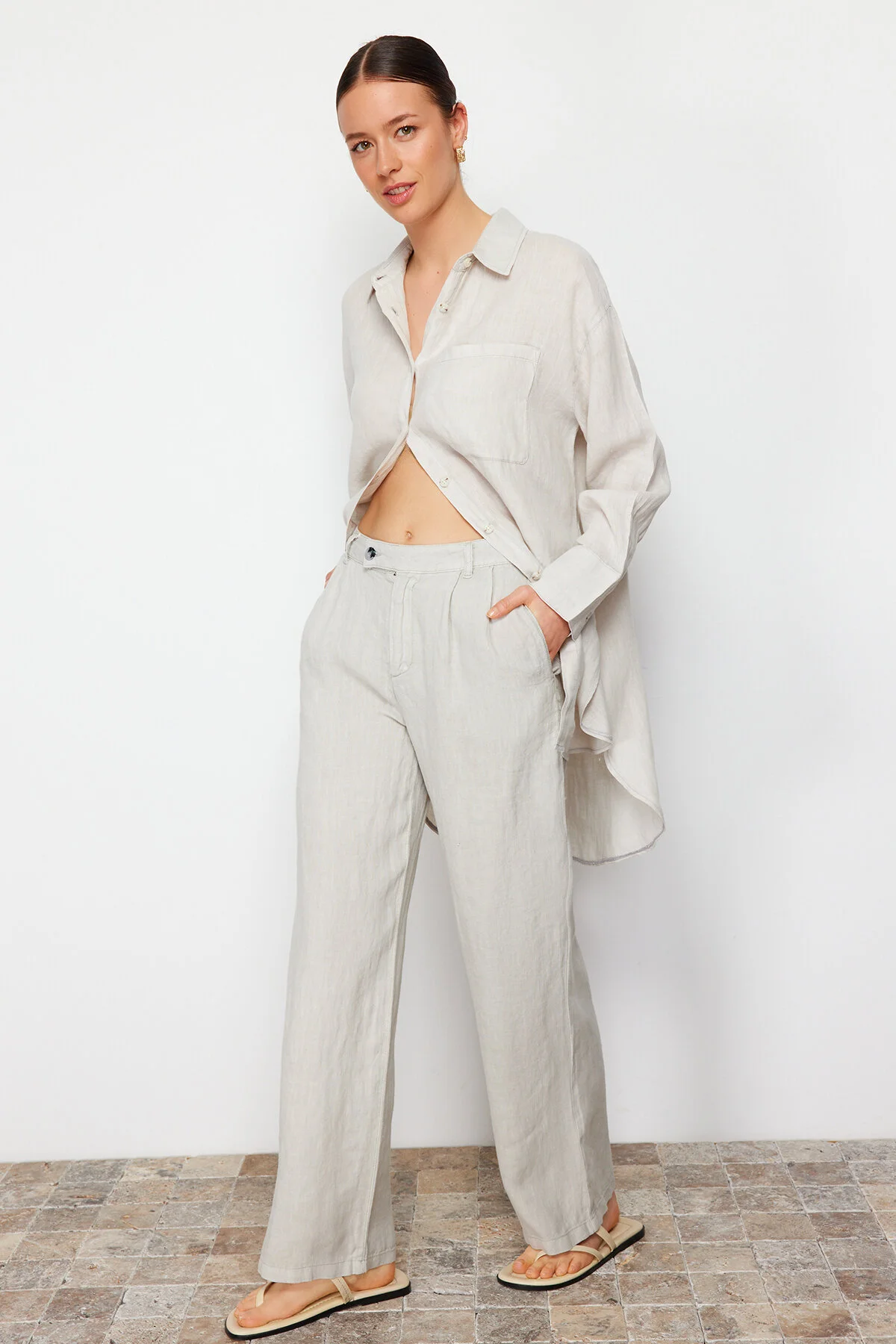 Trendyol Collection  Graue Plisseehose aus 100 % Leinen mit hoher Taille und weitem Bein TWOSS24JE00245