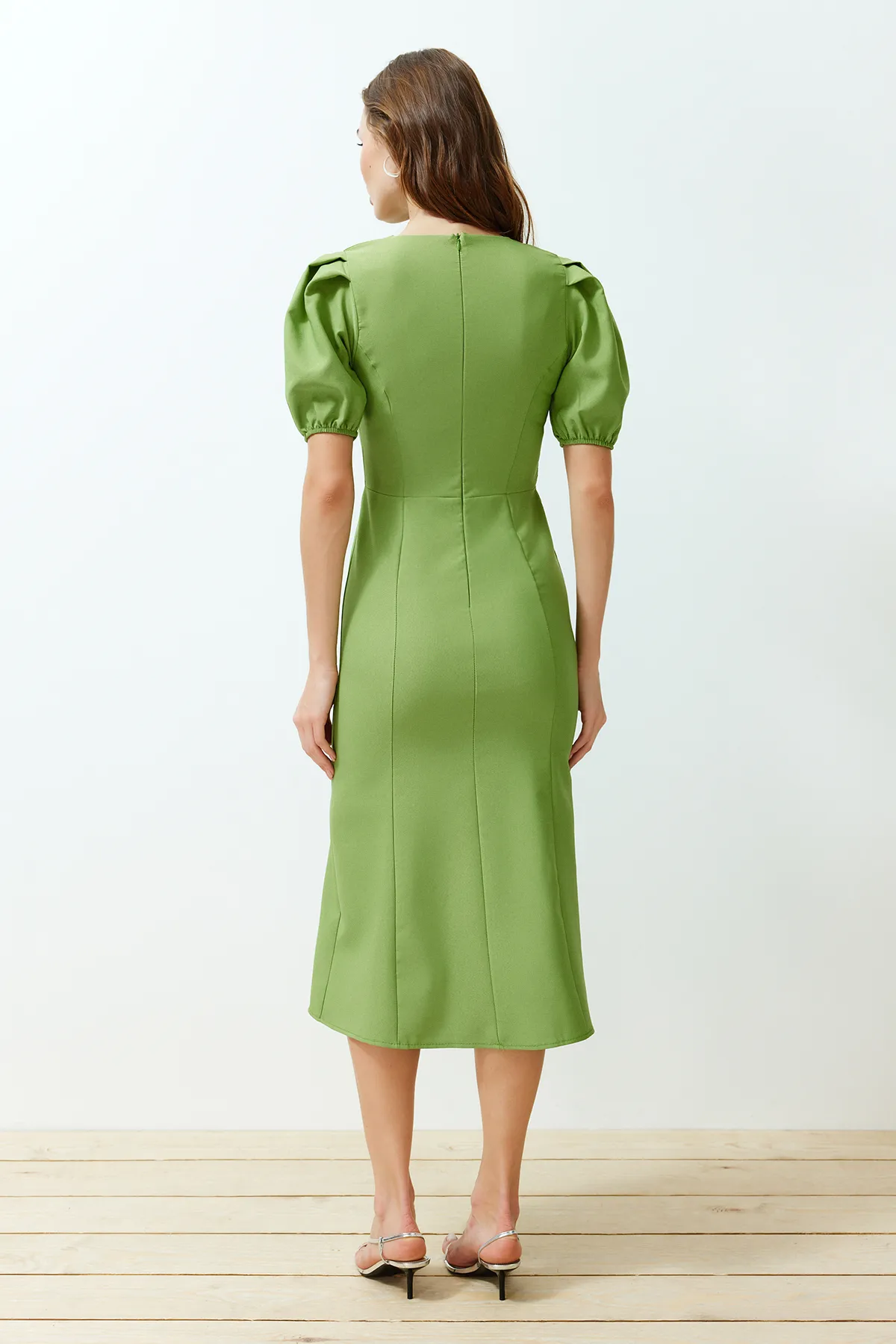 Trendyol Collection  Grünes Body-Wickel-Midikleid mit gewebten Ballonärmeln TWOSS24EL00502