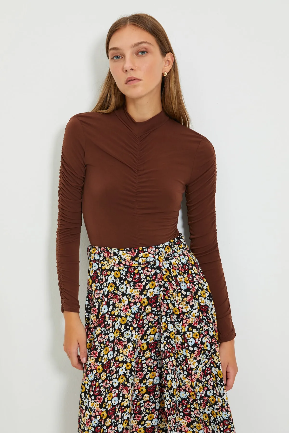 Trendyol Collection  Brauner, schmaler Stretch-Strickbody mit Raffung und Druckknöpfen TWOAW20BD0052