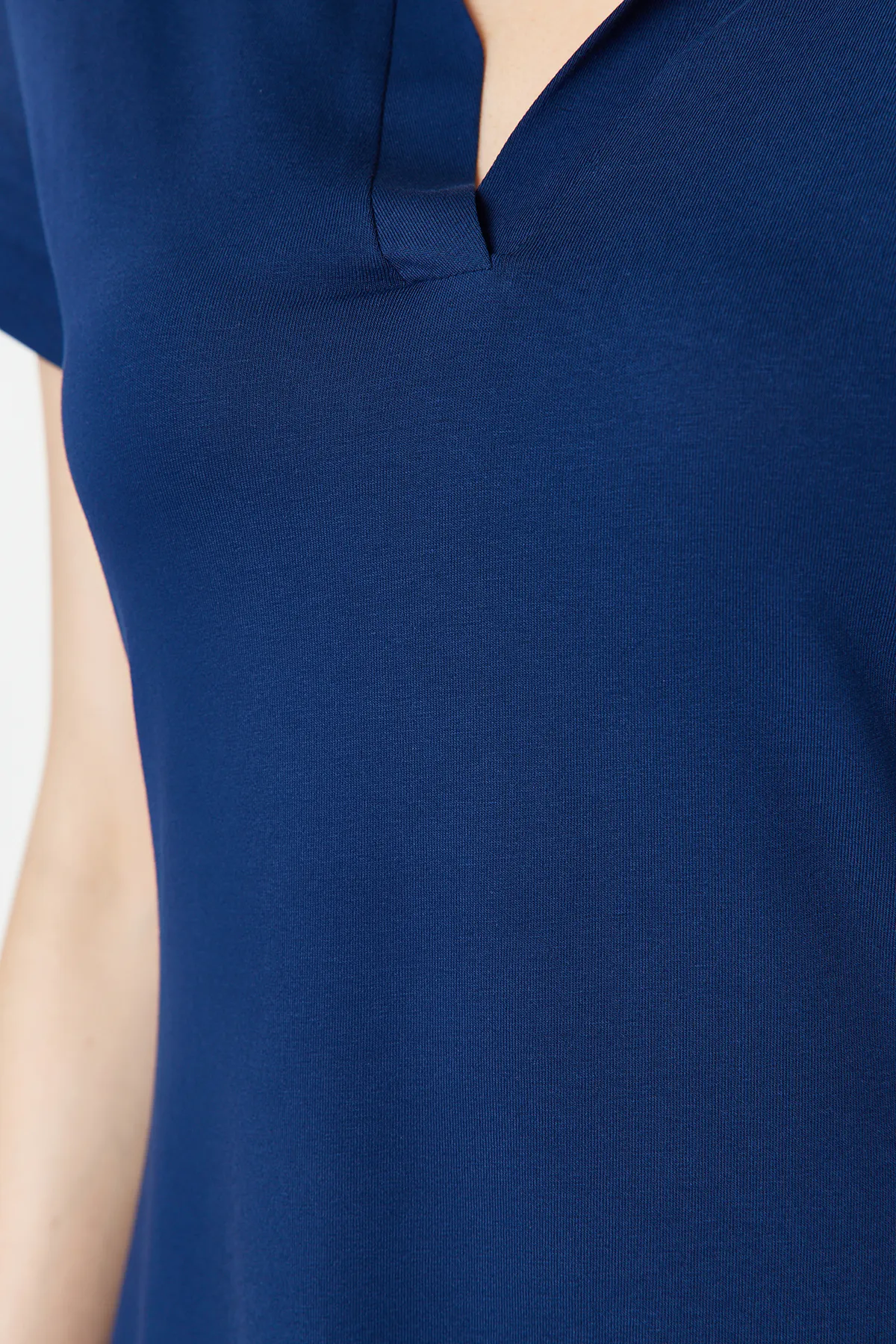 Trendyol Collection  Marineblaues Skater-/Taillen-Strick-Midikleid aus Baumwolle mit Rollkragen und offenem Rollkragen TWOSS24EL00480