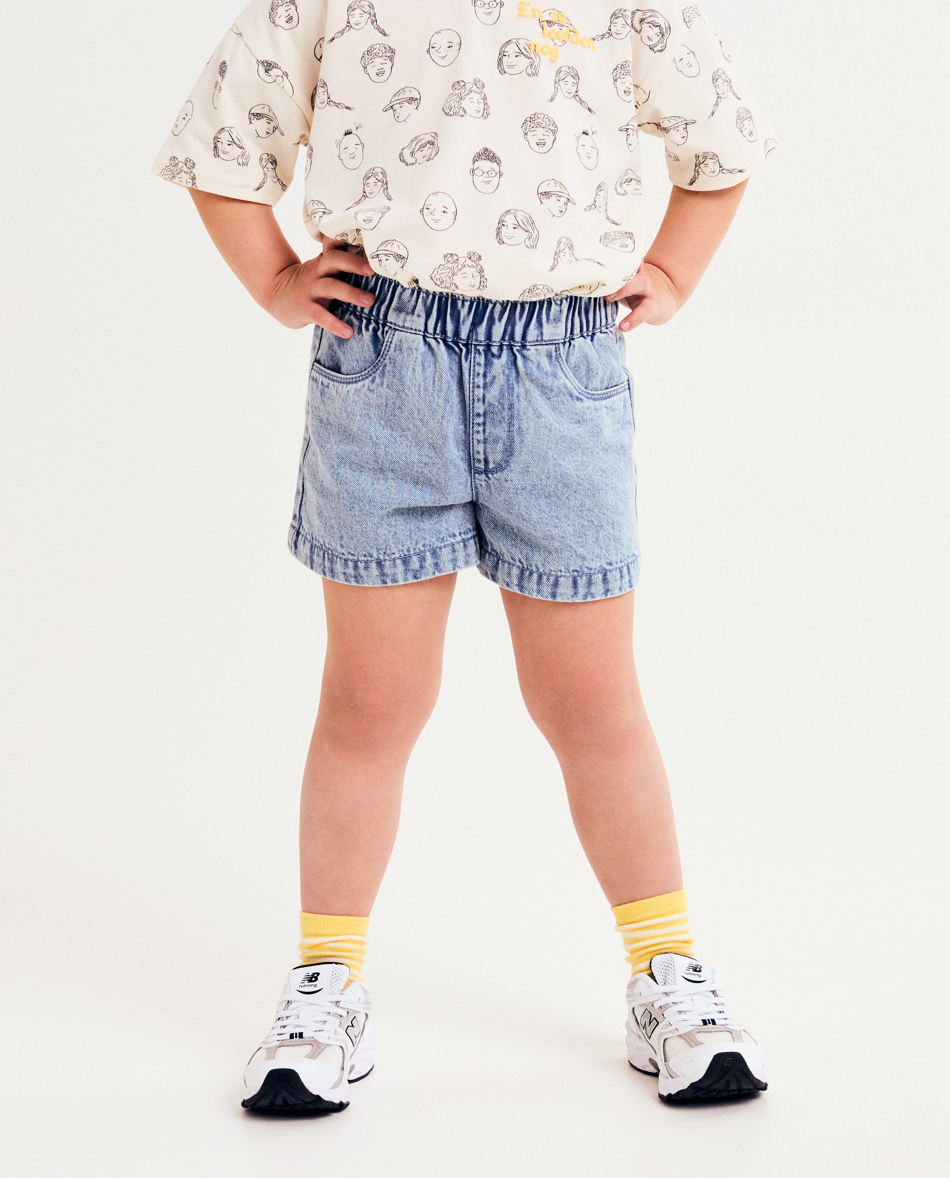 Pantaloni scurți din denim Elisabeth Lucie Baeten, albastru deschis, unisex