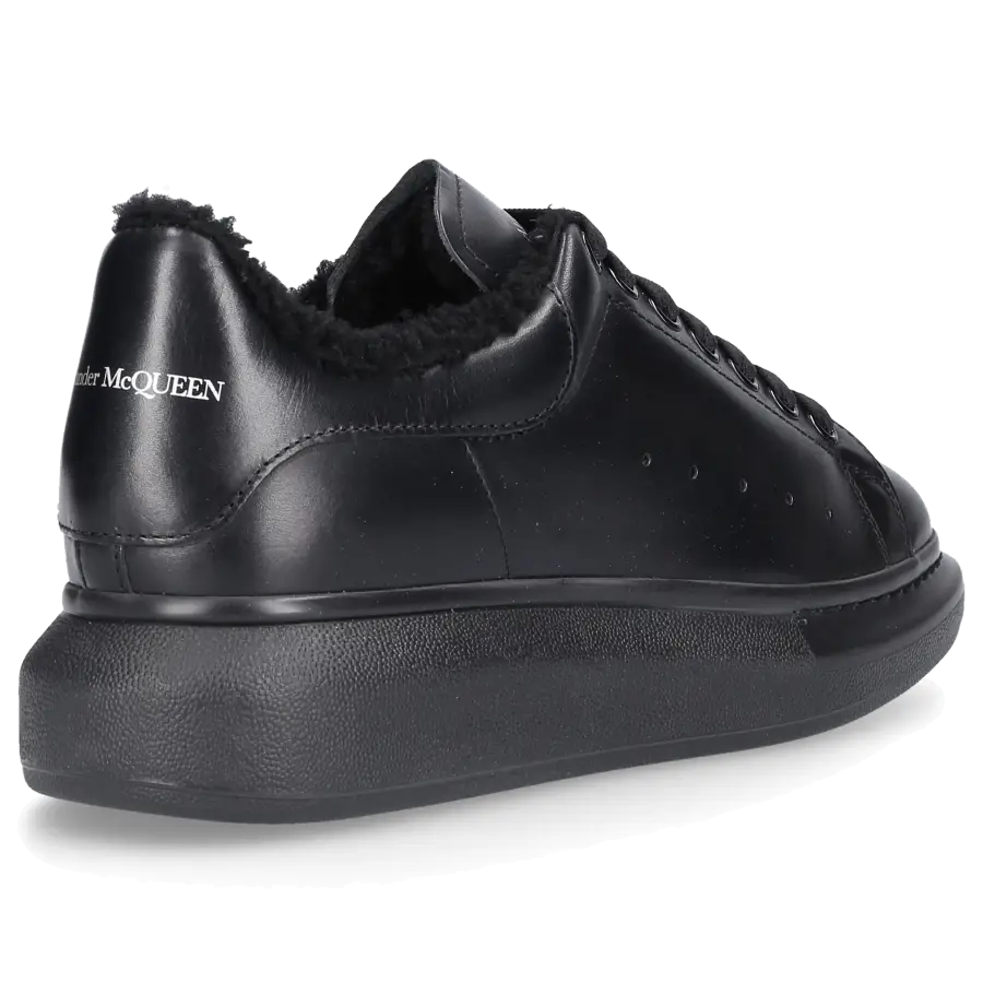 Alexander McQueen - Sneaker low LARRY Kalbsleder - schwarz