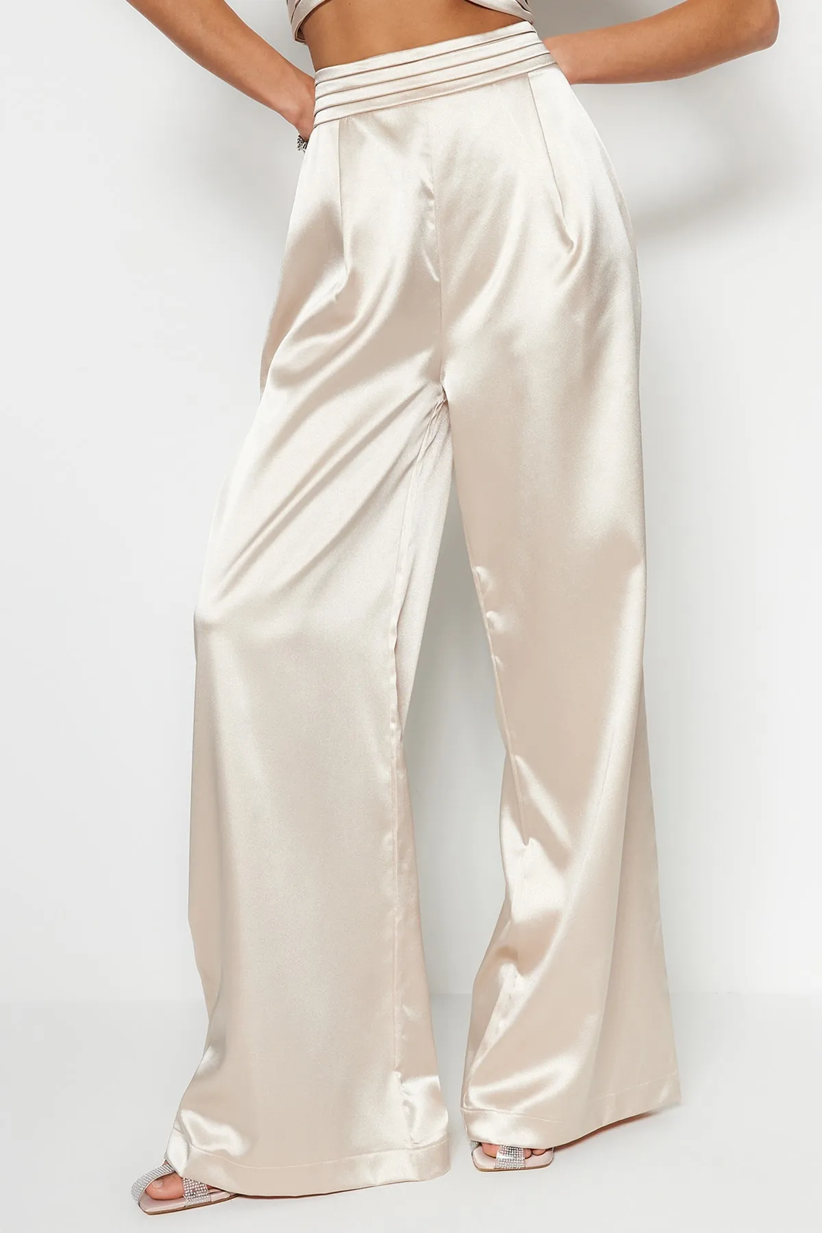 Trendyol Collection  Beigefarbene Satinhose mit weitem Bein TPRSS23PL00001