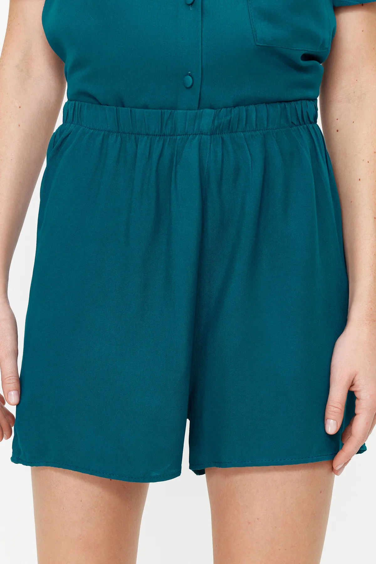 Trendyol Collection  Petrolfarbenes, gewebtes Pyjama-Set mit Hemd und Shorts aus Viskose THMSS19PT0004