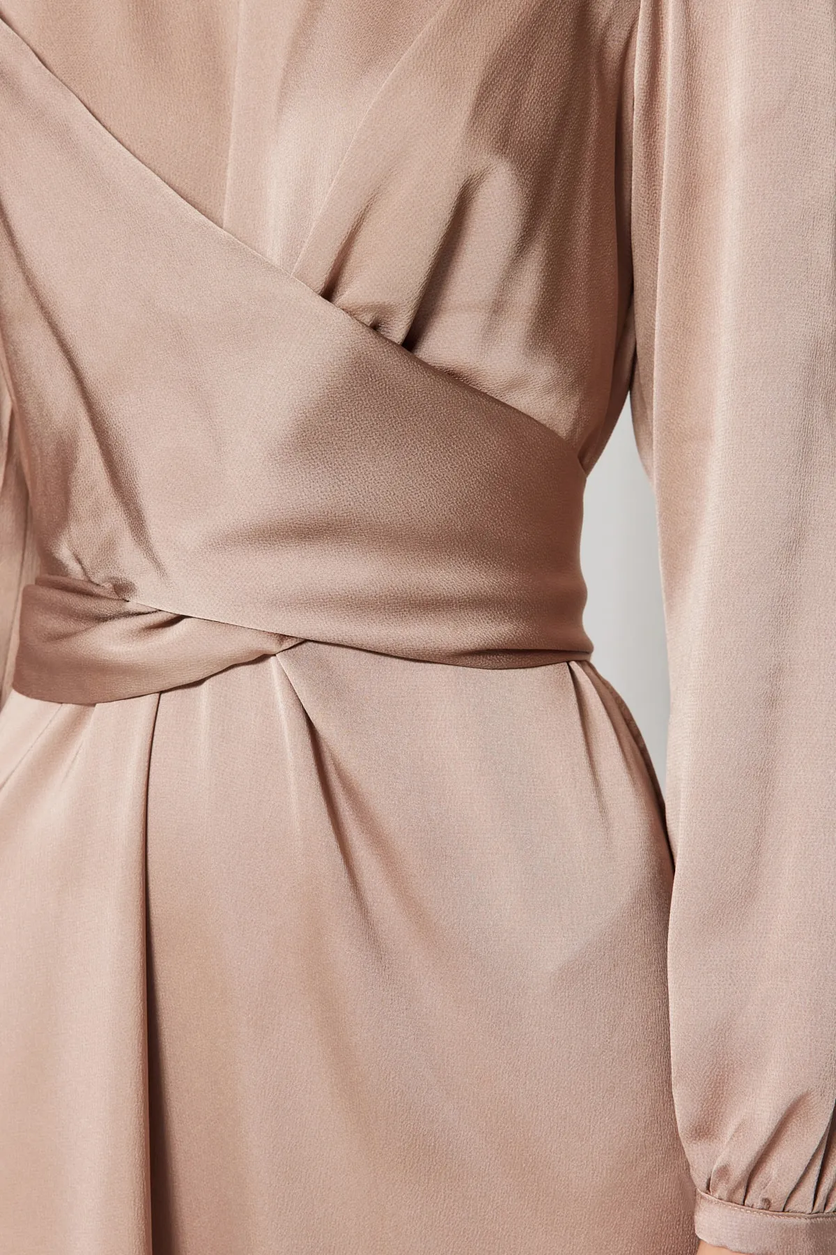 Trendyol Modest  Abendkleid aus Satin mit steinfarbenem Kreuz und Bindedetail TCTAW22EB0105