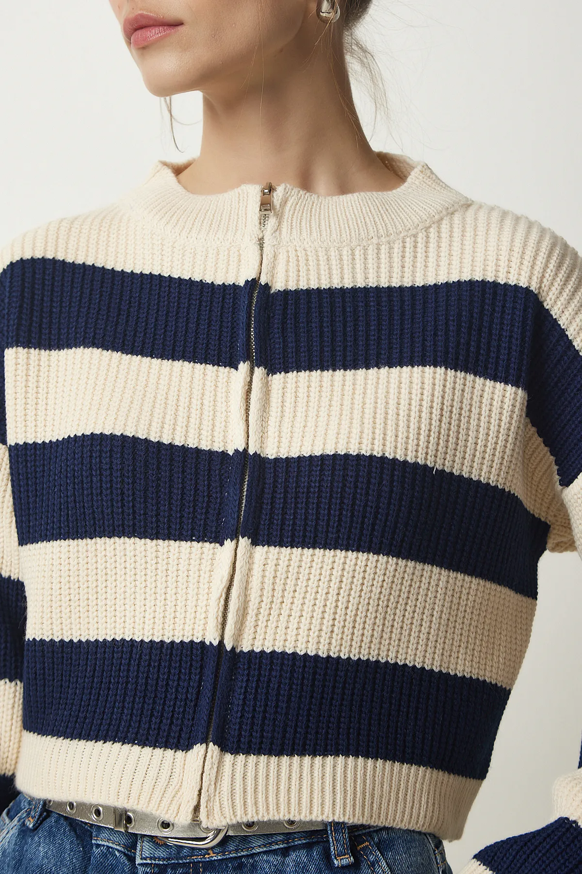 Happiness İstanbul  Cremefarbene, marineblaue Strickjacke mit Streifen und Reißverschluss für Damen MC00246