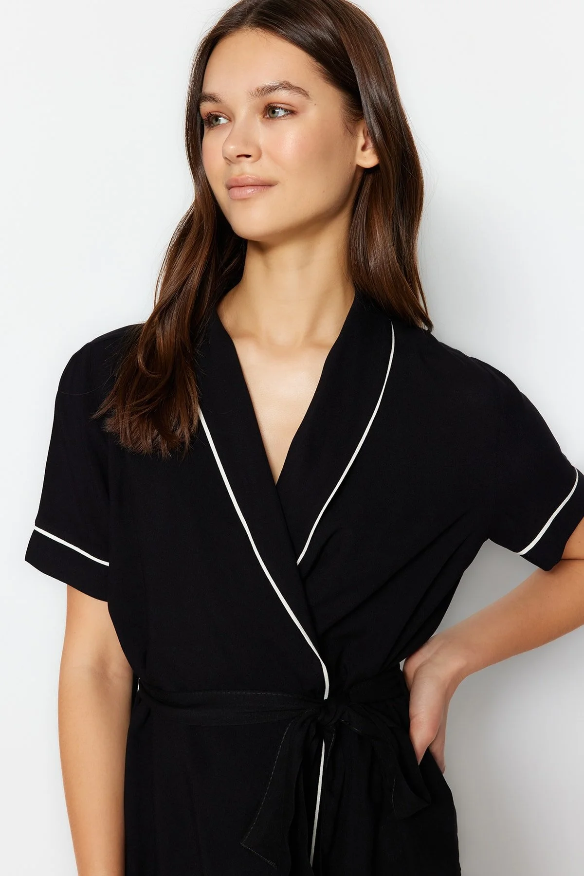 Trendyol Collection  Schwarzes Pyjama-Set aus Viskose mit Hemd und Shorts, mit Gürtel und Paspelierung THMSS23PT00203