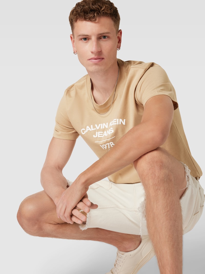 T-Shirt mit Label-Print in beige