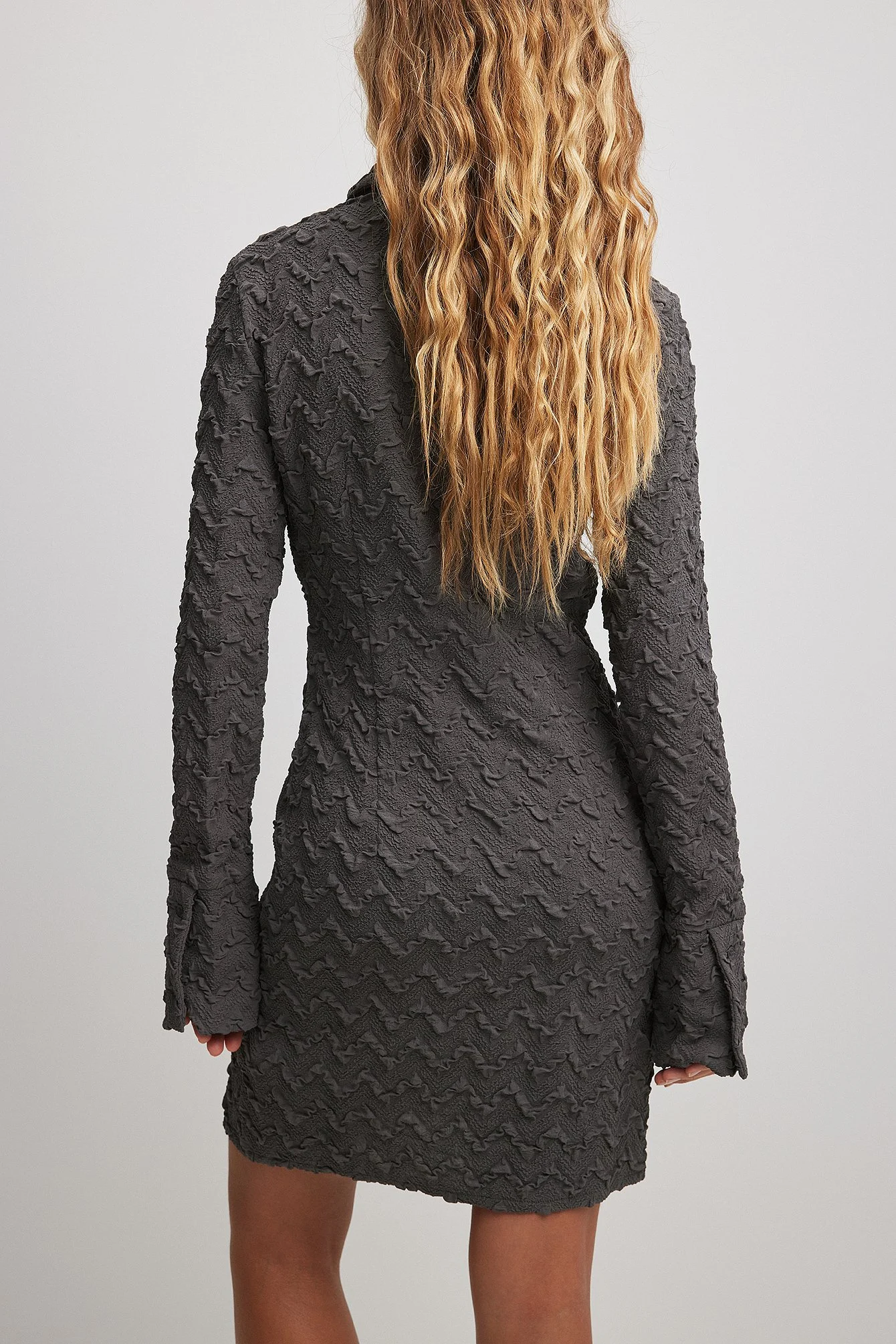 Strukturiertes Mini- Hemdblusenkleid mit langen Ärmeln