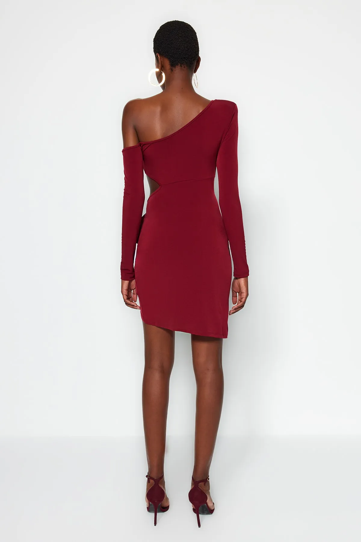 Trendyol Collection  X Zeynep Tosun Claret Red One-Shoulder-Kleid mit Details TPRAW23EL00403