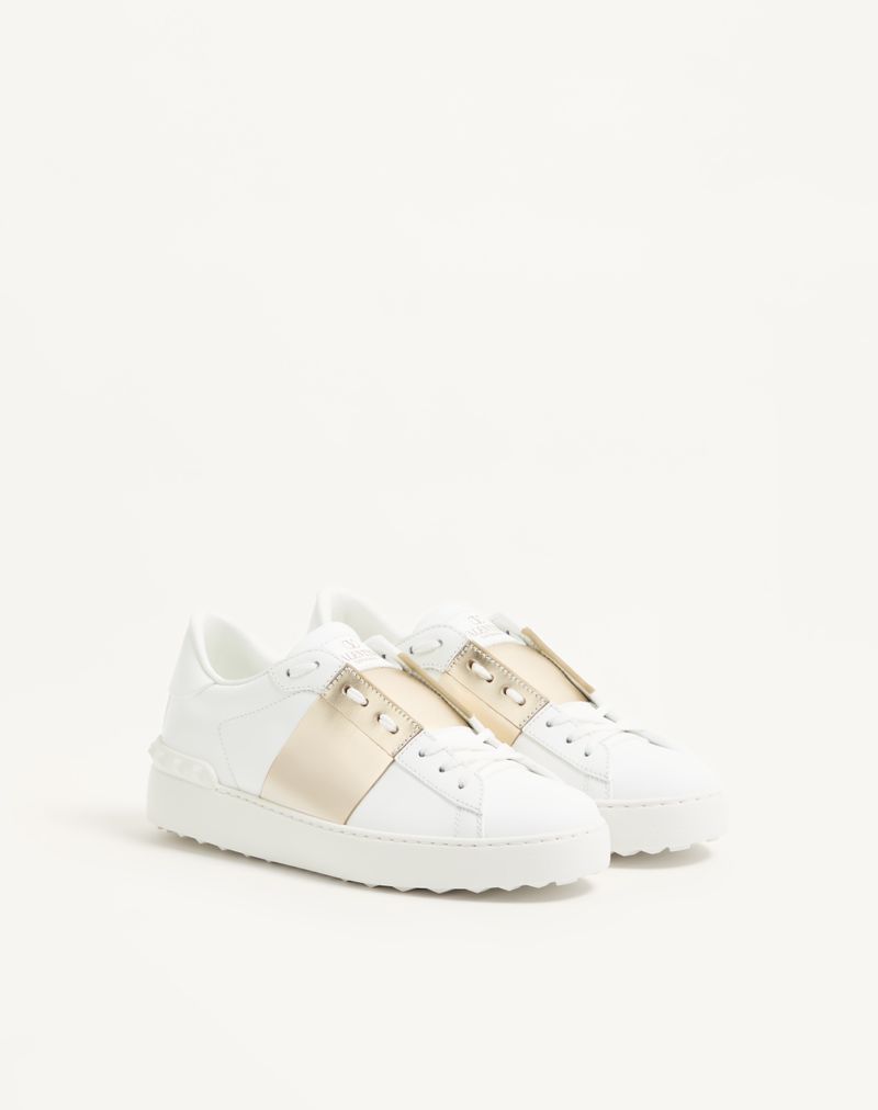 Åben sneaker med metallisk bånd