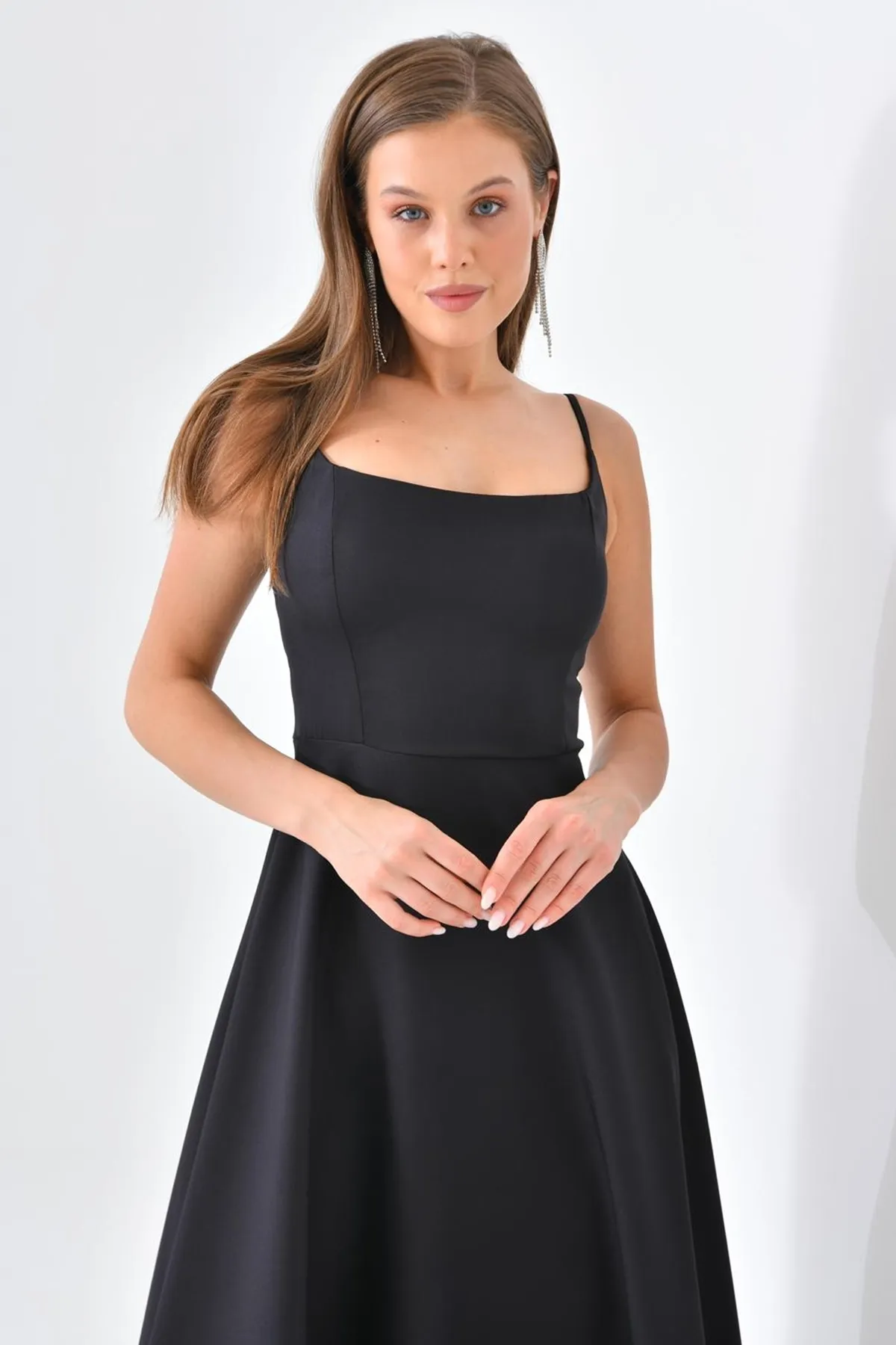 lovebox  Schwarzes Abendkleid in Midilänge mit schmalen Trägern, ausgestelltem Rock aus Baumwollatlasgewebe und Tülldetail 9326
