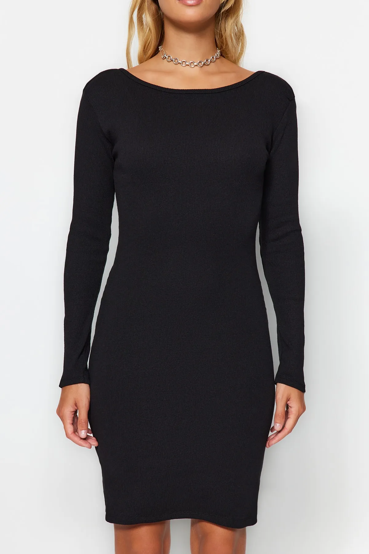 Trendyol Collection  Schwarzes, geripptes, figurbetontes Mini-Stretch-Strickkleid mit Rundhalsausschnitt und detailliertem Rundhalsausschnitt TWOAW24EL00390