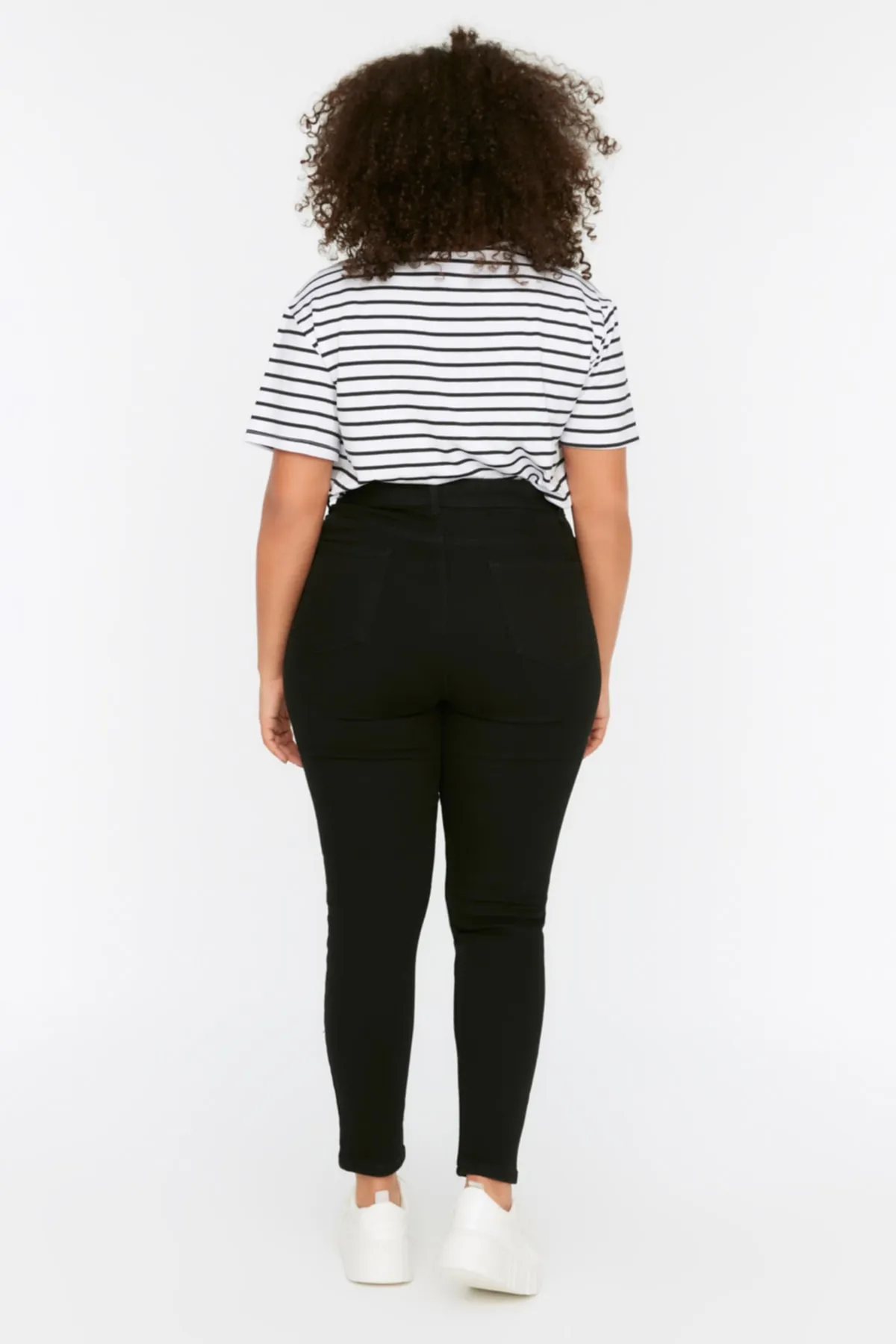 Trendyol Curve  Schwarze, dehnbare Skinny-Jeans mit hoher Taille TBSSS22JE0189
