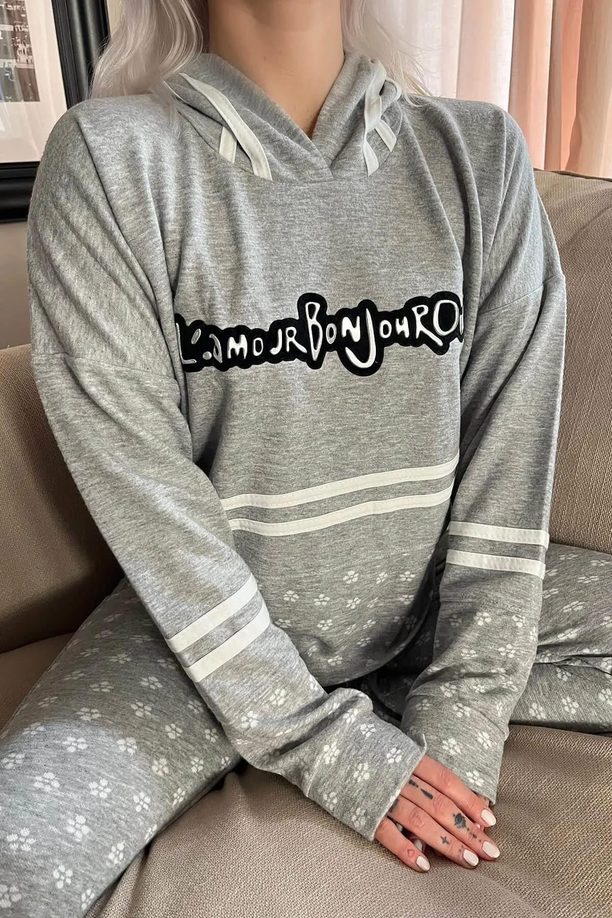 Pijamaevi  Graues, weiches Strick-Pyjama-Set mit Bonjour-Street-Muster