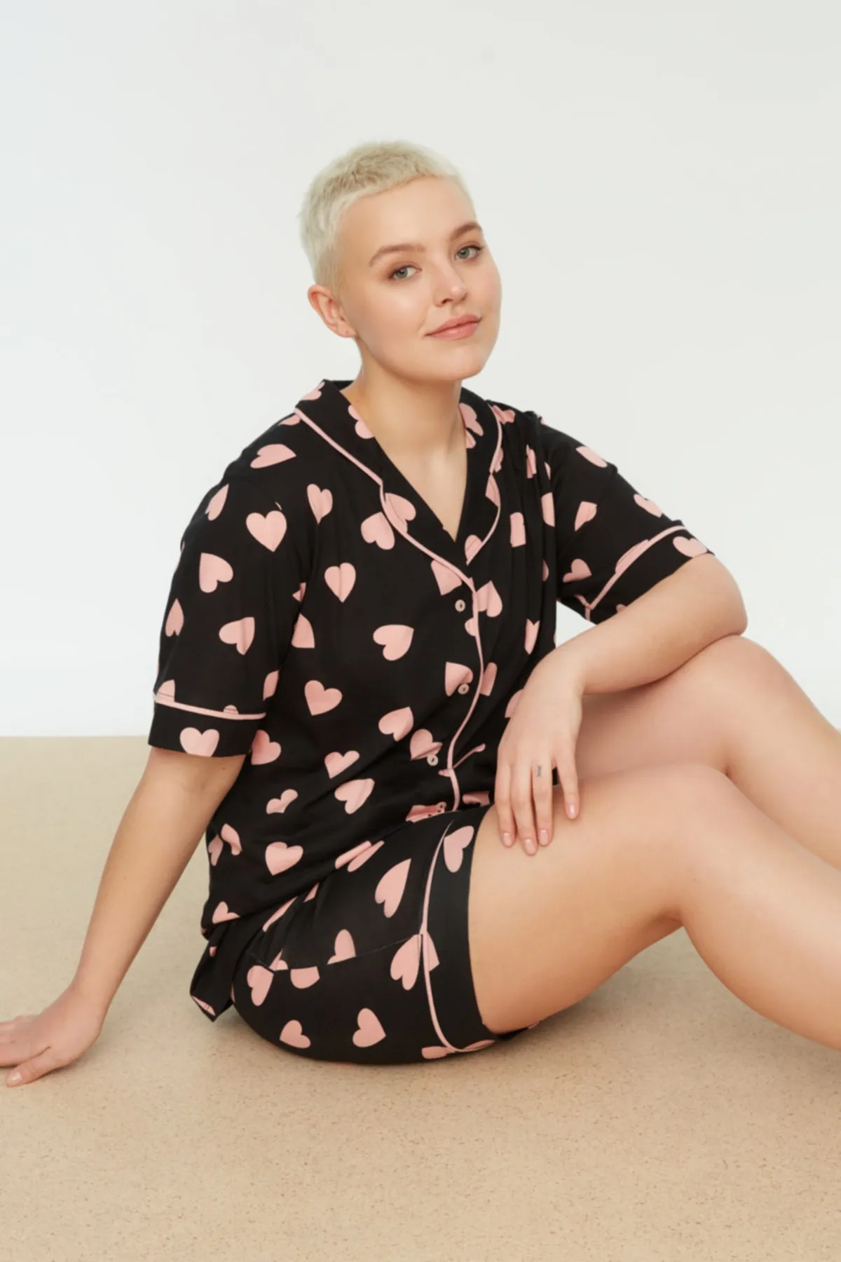 Trendyol Curve  Mehrfarbiges Pyjama-Set mit Herzmuster und Strickpaspelierung TBBSS22PT0224