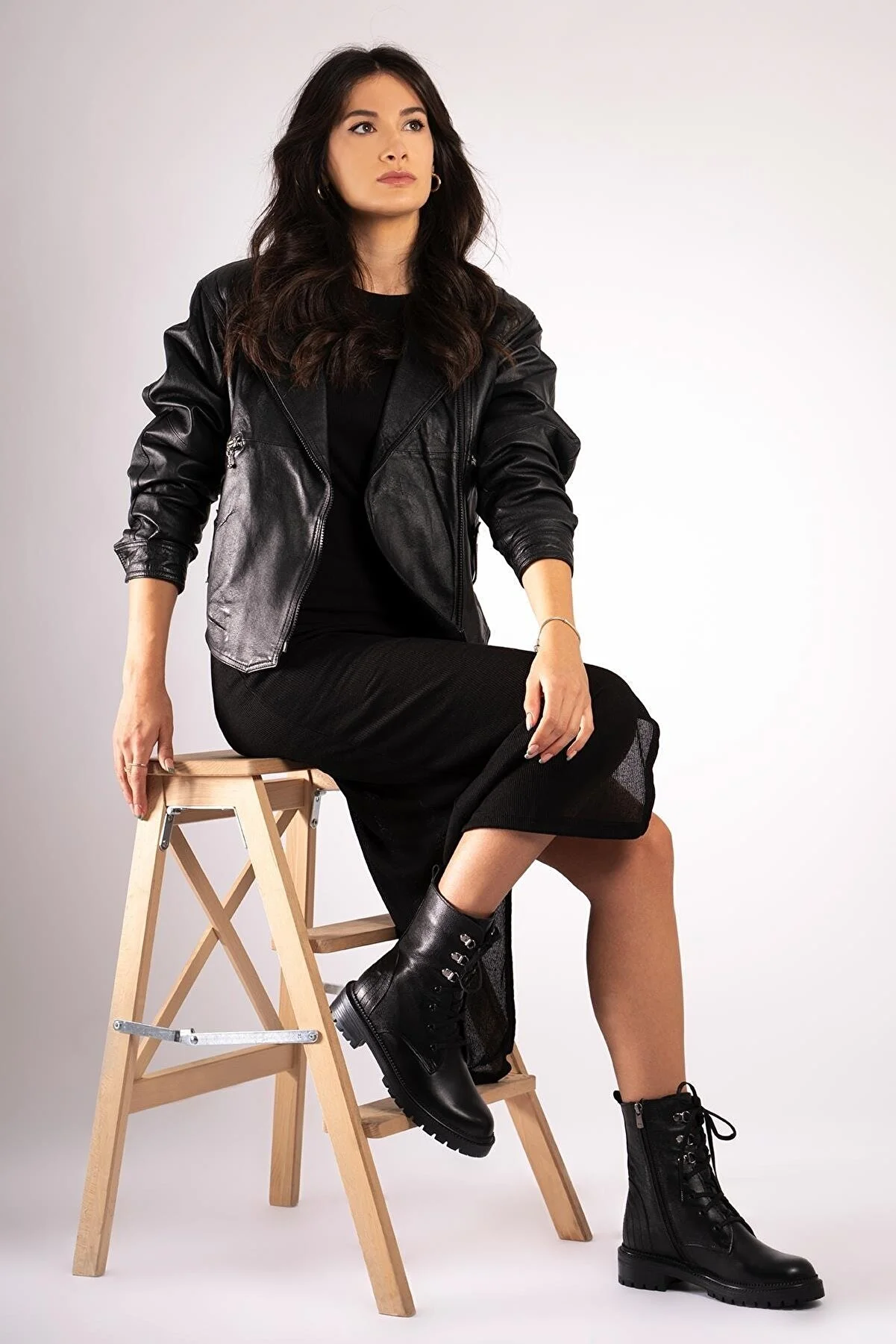 CZ London  Lange Damenstiefel aus echtem Leder mit seitlichem Reißverschluss und genähten Schnürstiefeln