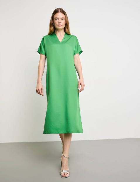 Fließendes Midikleid mit V-Ausschnitt