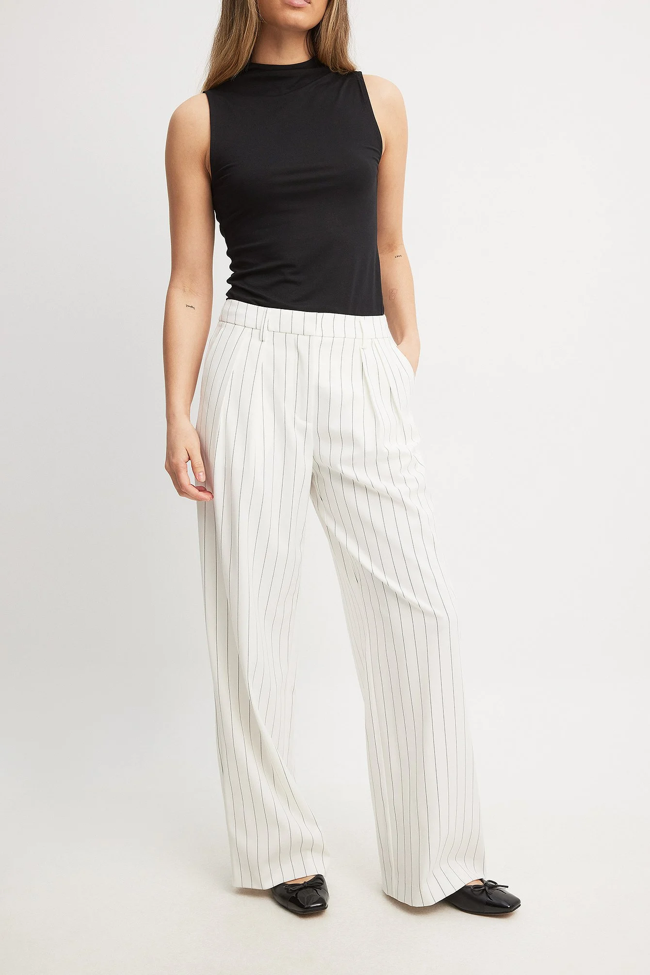 Gestreifte Bundfaltenhose mit hoher Taille
