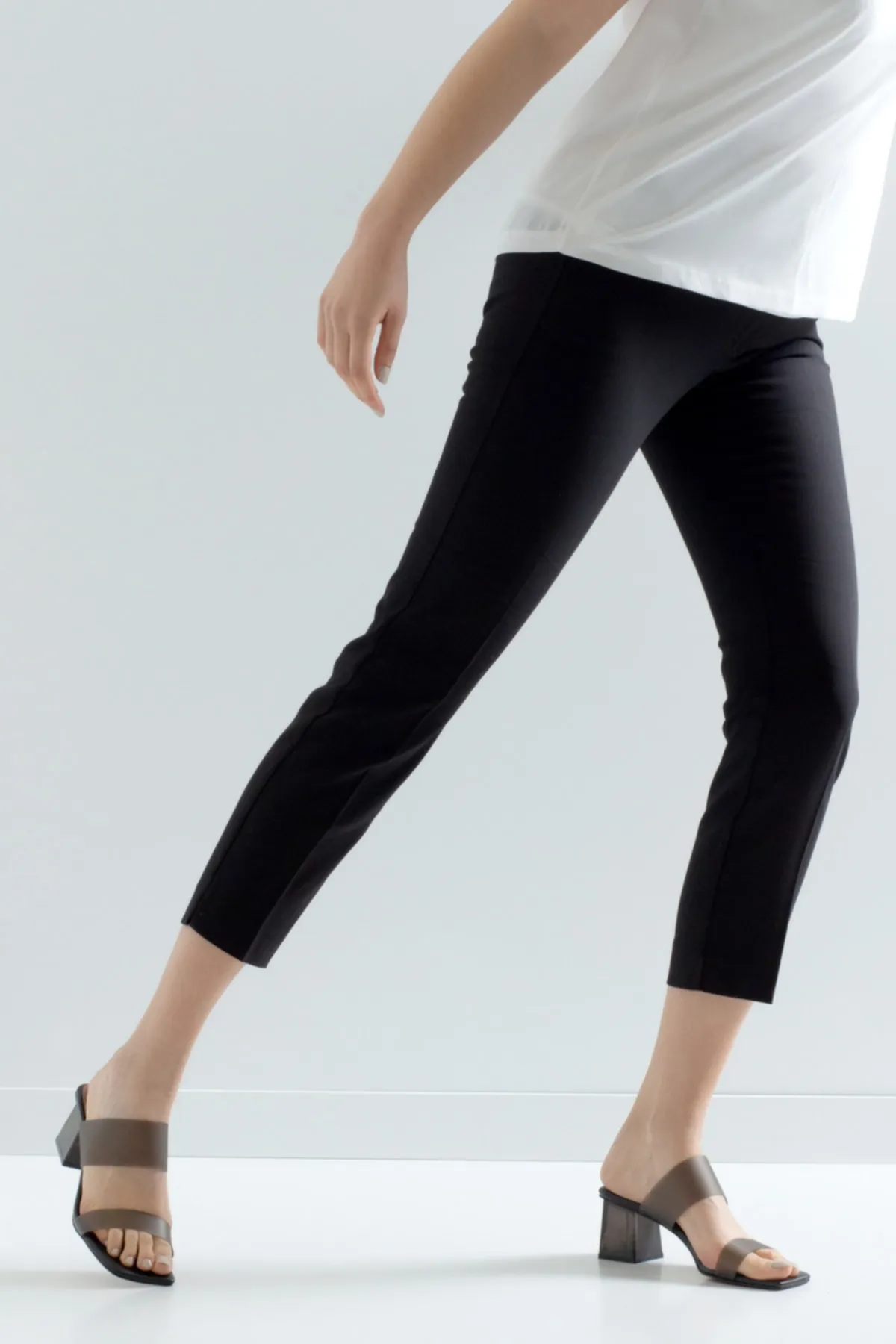 LuviShoes  Transparente Damen-Hausschuhe mit schwarzem Hautabsatz