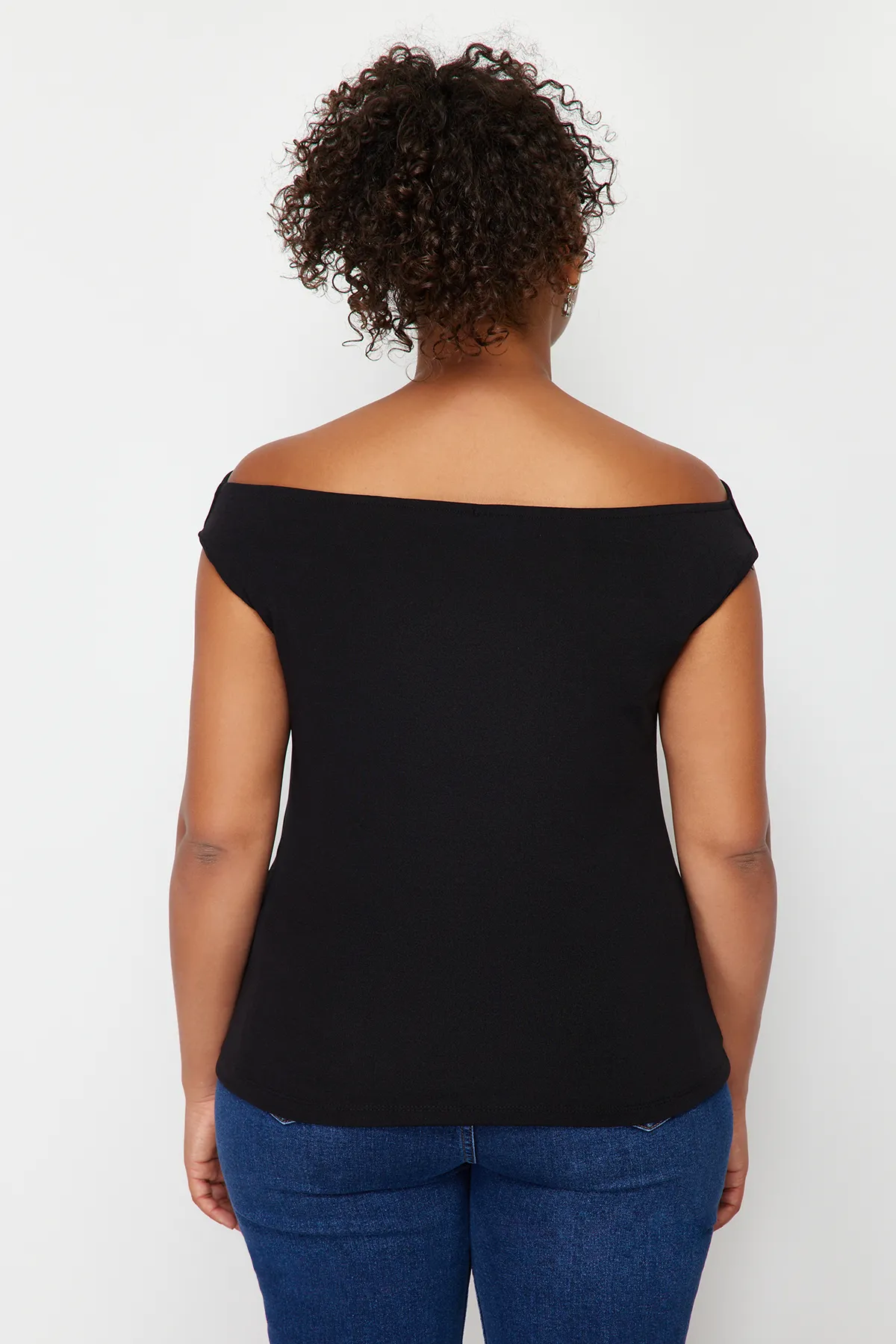 Trendyol Curve  Schwarze Strickbluse mit U-Boot-Degaje-Kragen TBBSS24AF00021