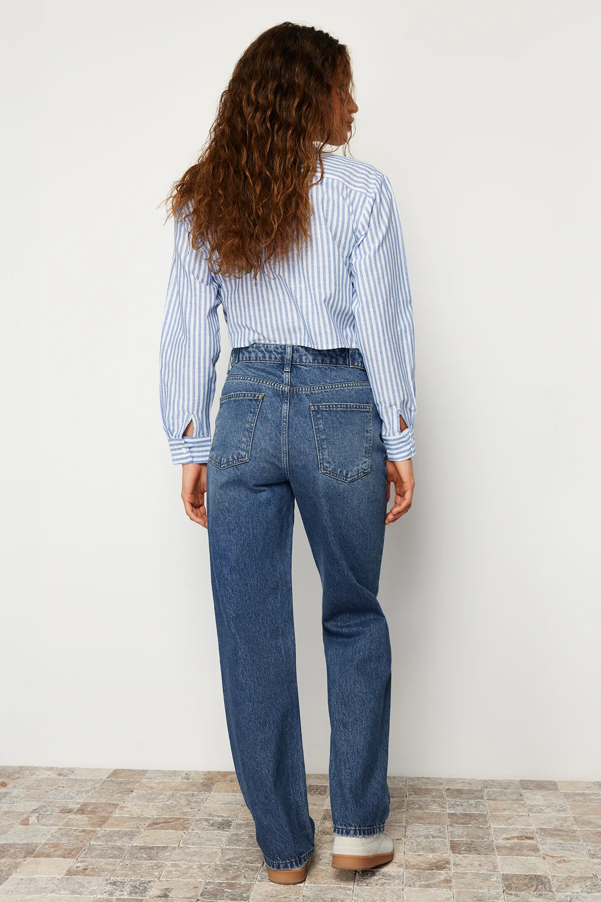 Trendyol Collection  Blaue Jeans mit hoher Taille und weitem Bein und Detail TWOSS24JE00112