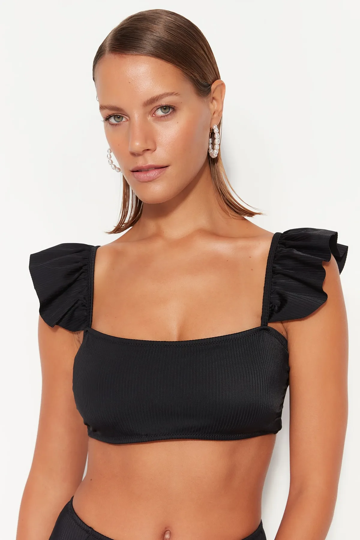 Trendyol Collection  Schwarzes Bralette-Bikinioberteil mit Rüschen und Struktur TBESS22BU0038