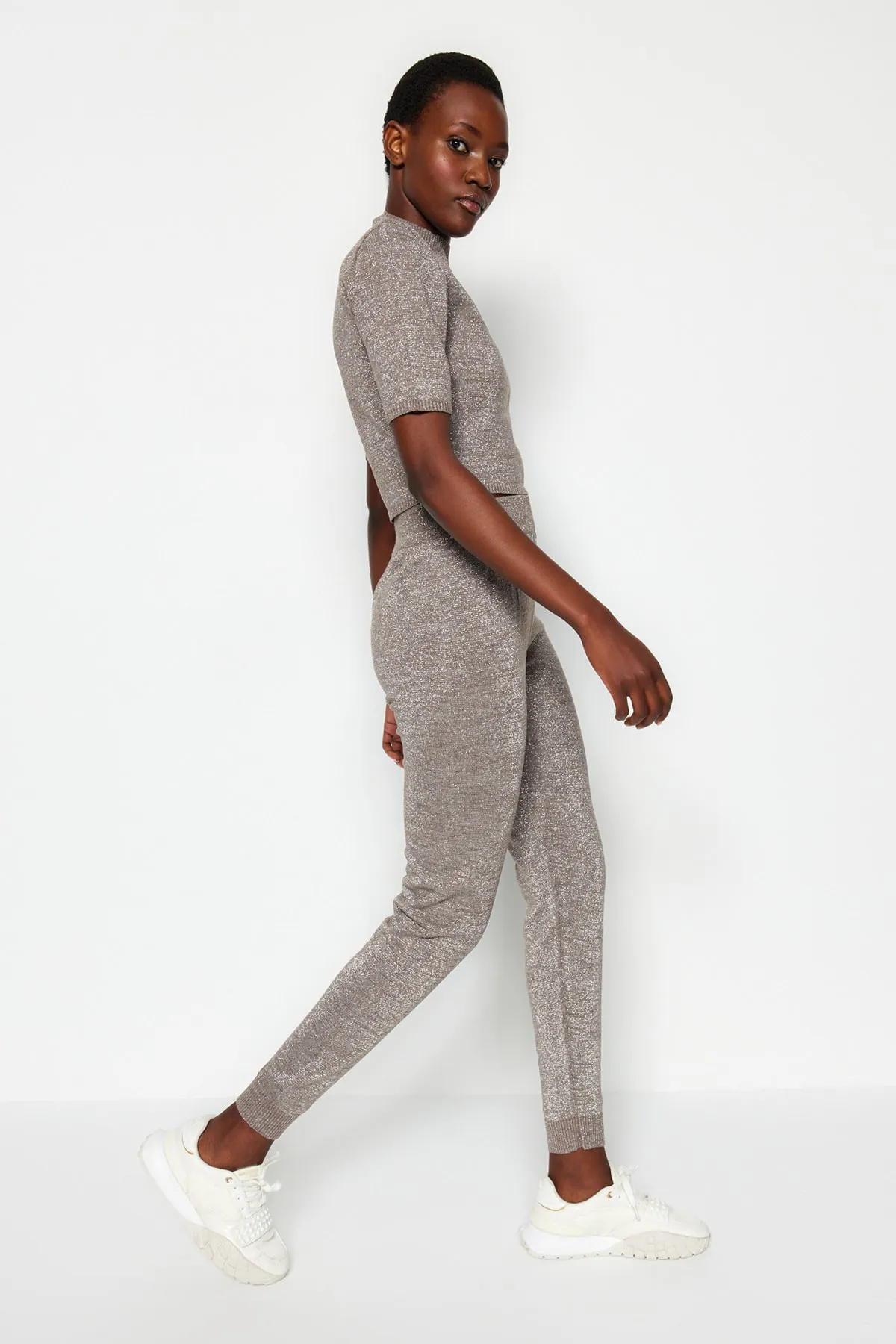 Trendyol Collection  Nerzfarbenes, superkurzes Glitzer-Set aus Bluse, Hose und Strickoberteil TWOAW24AU00075