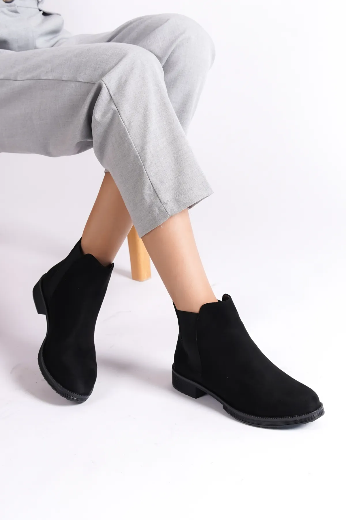 Capone Outfitters  Knöchellange, seitlich elastische Damenstiefel mit runder Zehenpartie
