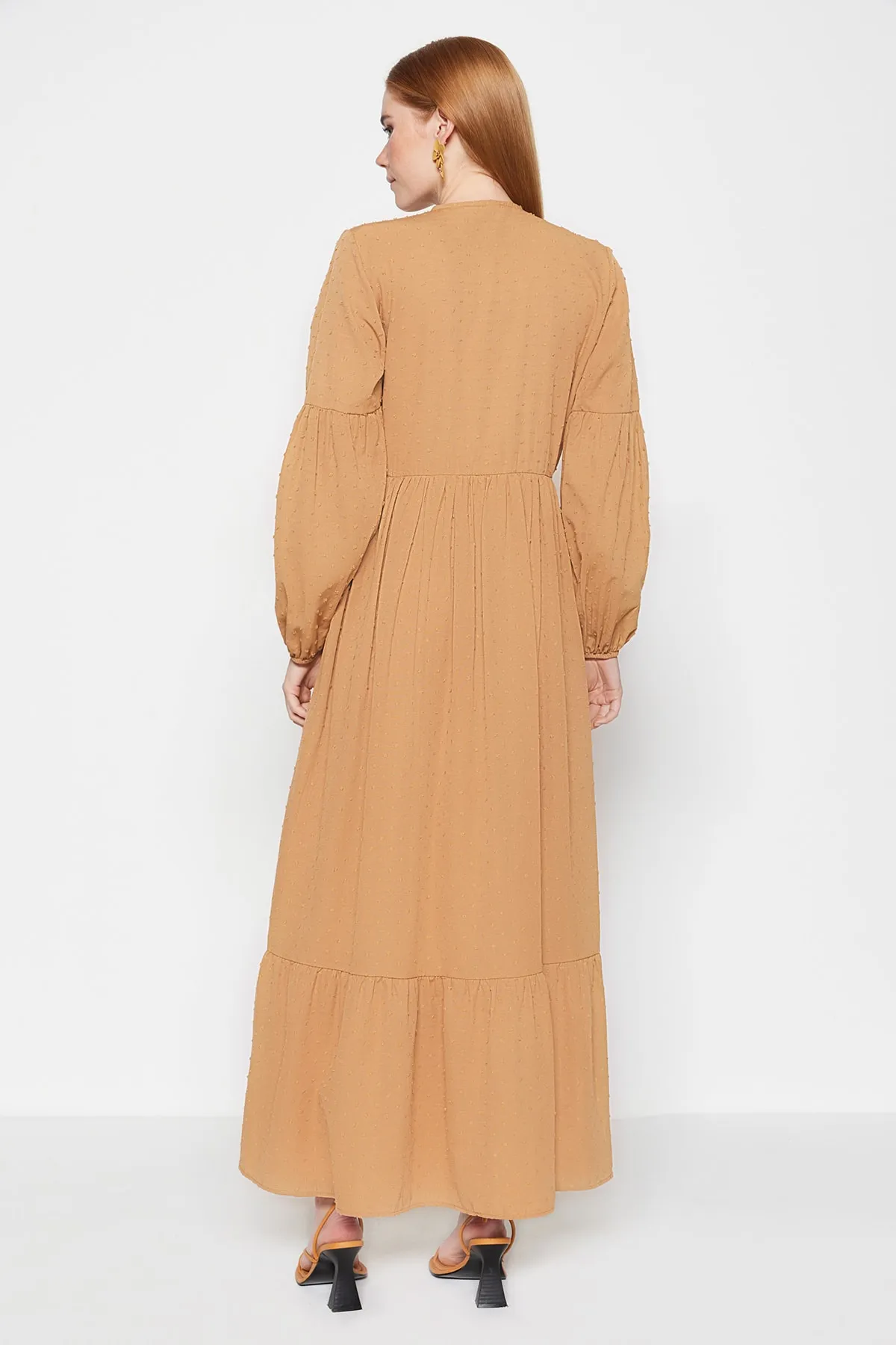 Trendyol Modest  Kamelfarbenes, gewebtes Kleid mit zweireihigem Kragen und Strukturstoff TCTSS23EB00296