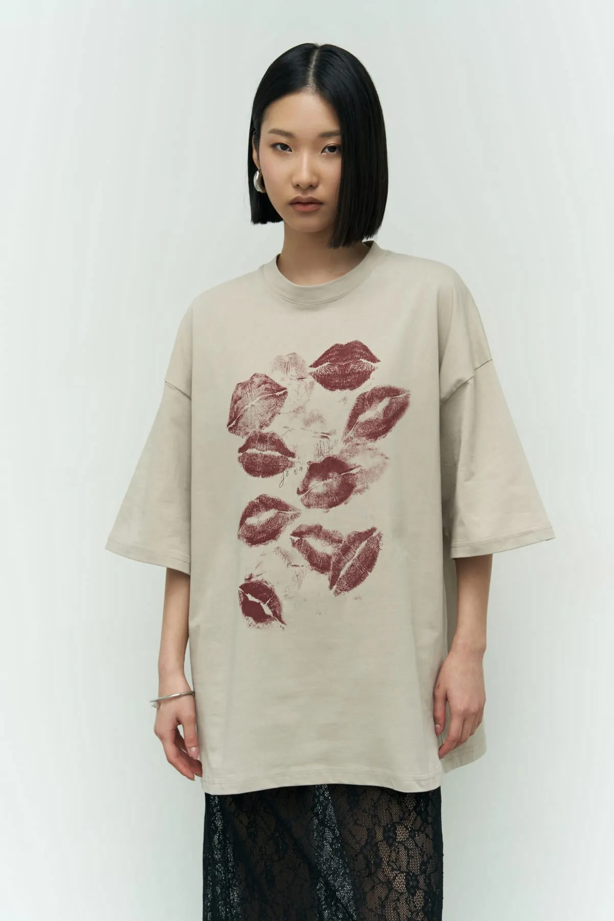 MAİ COLLECTİON  Beiges Oversize-T-Shirt mit Lippen