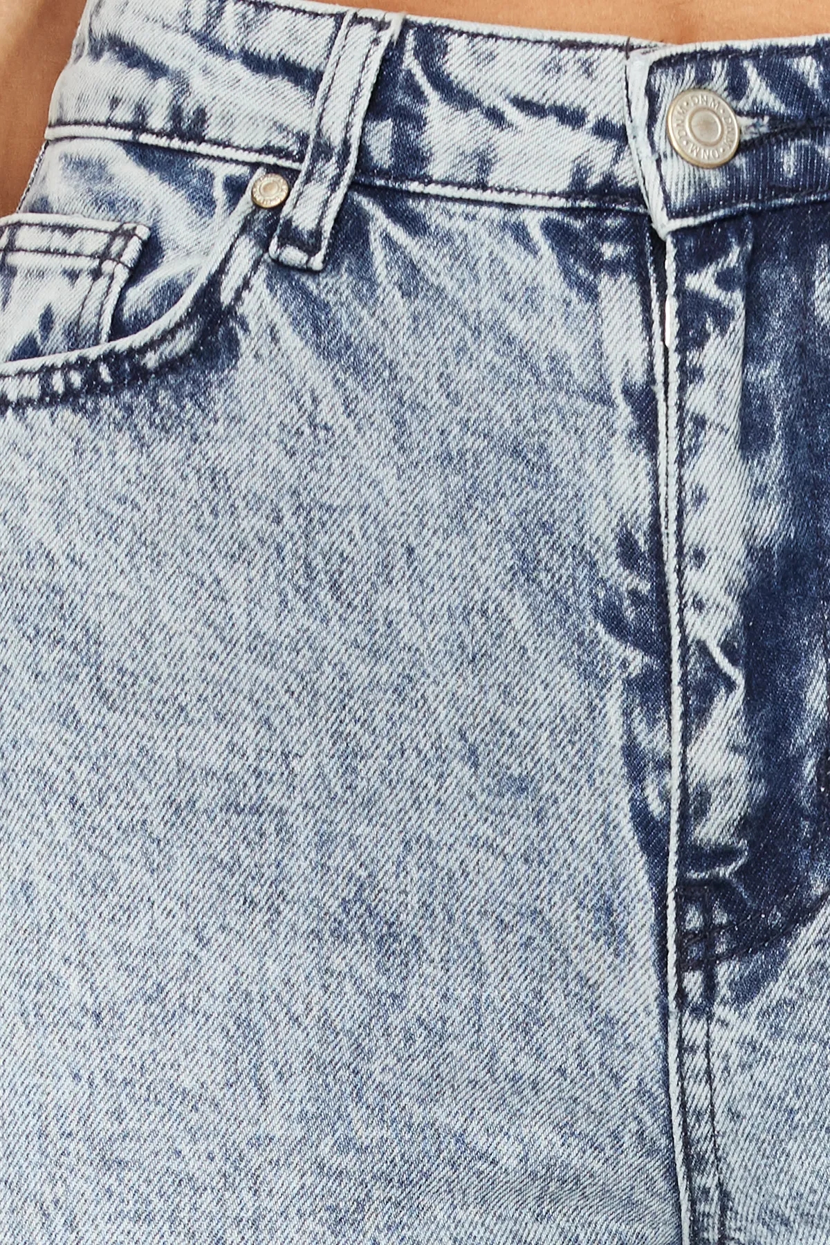 Trendyol Collection  Blaue, nachhaltigere Mom-Jeans mit hoher Taille und schmaler Passform TWOSS24JE00081