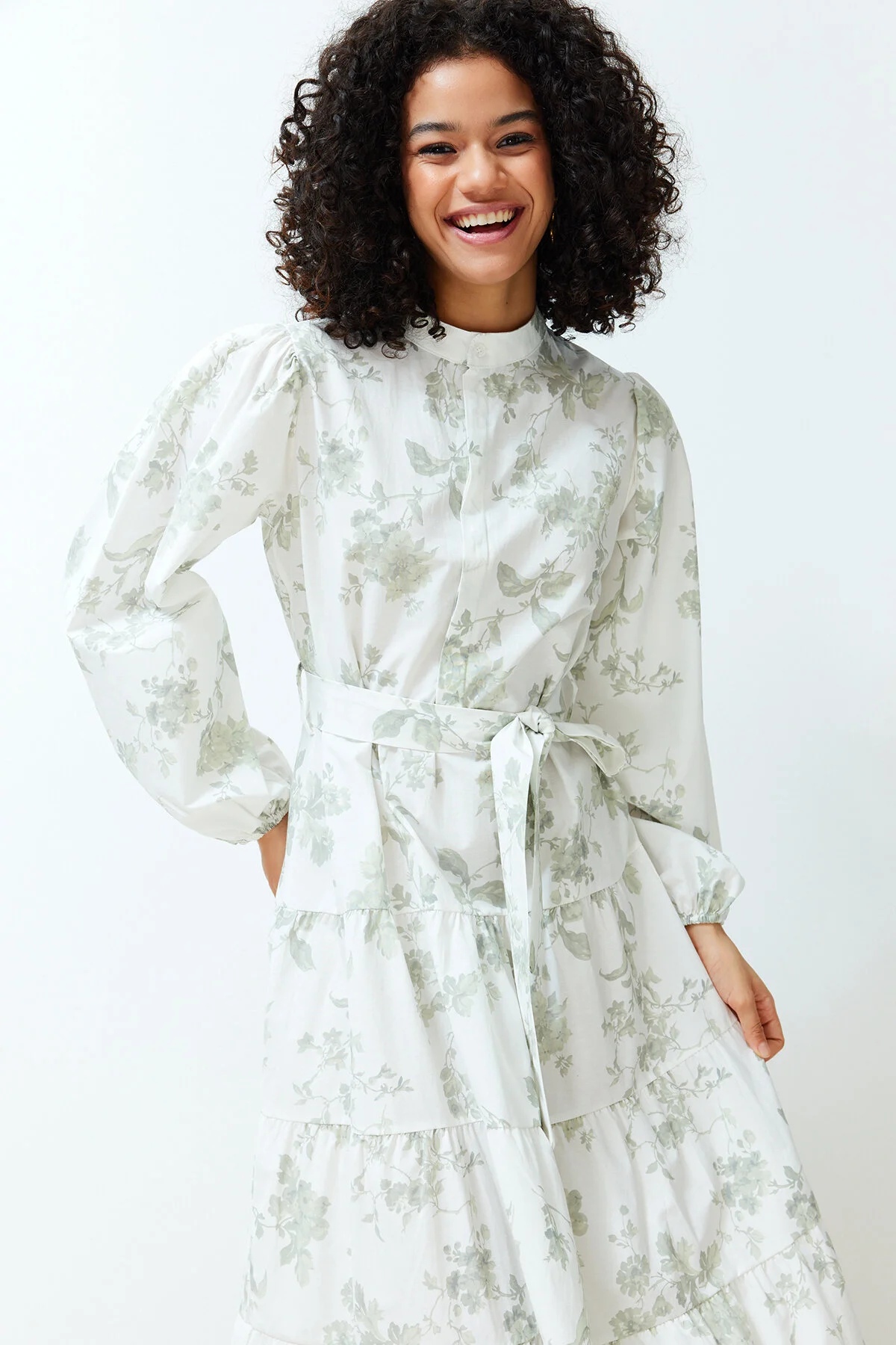 Trendyol Modest  Ecrufarbenes, gewebtes Kleid aus Popeline mit Stehkragen und Blumengürtel TCTSS24EB00153