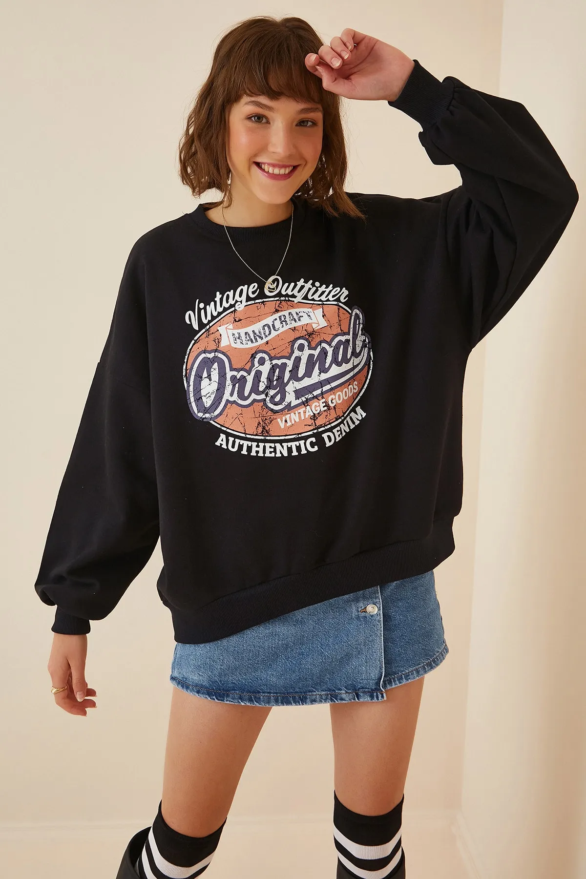 Happiness İstanbul  Schwarzes Sweatshirt mit Relief-Print für Damen DZ00003