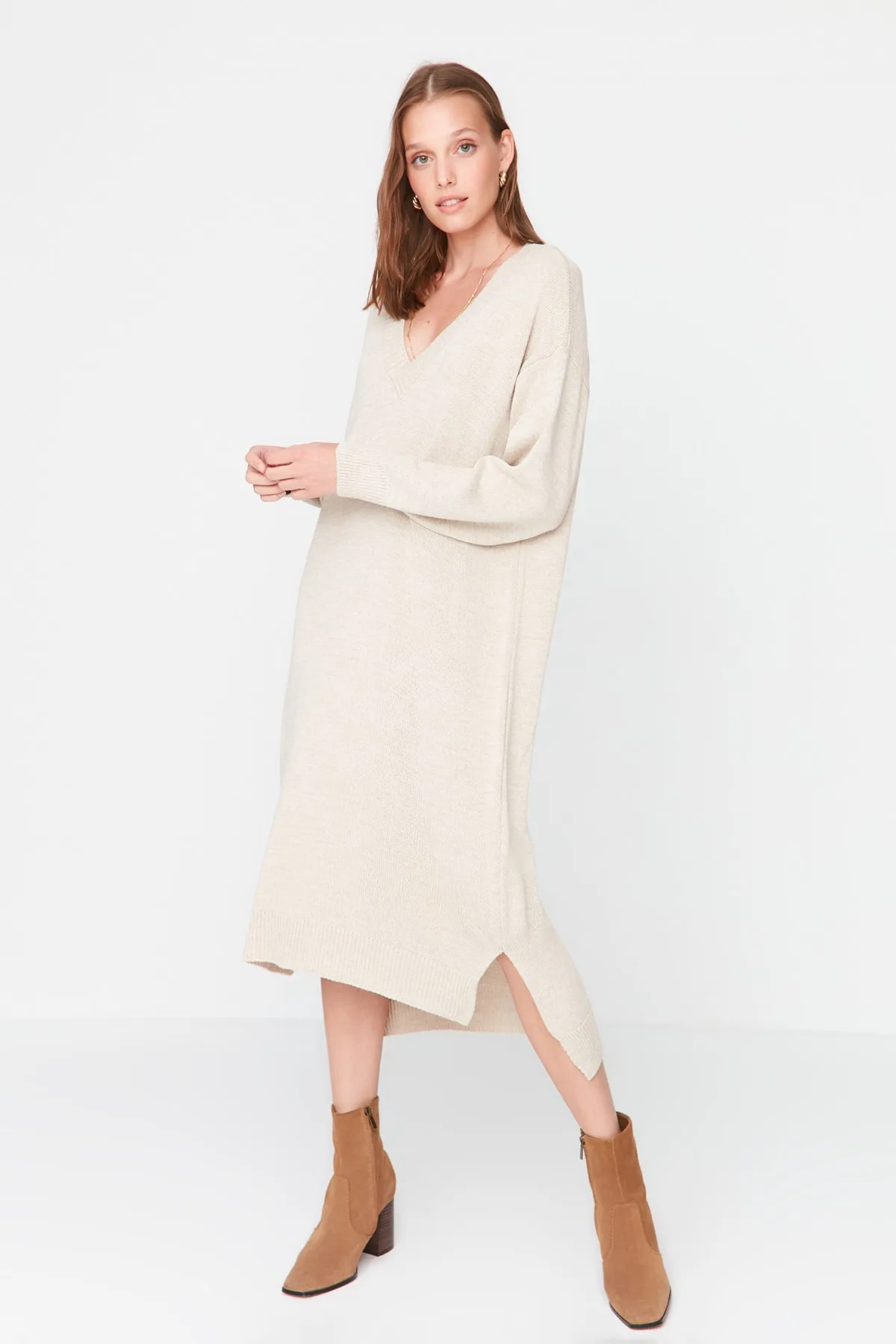 Trendyol Collection  Steinfarbenes Maxi-Strickkleid mit V-Ausschnitt TWOAW23EL00642