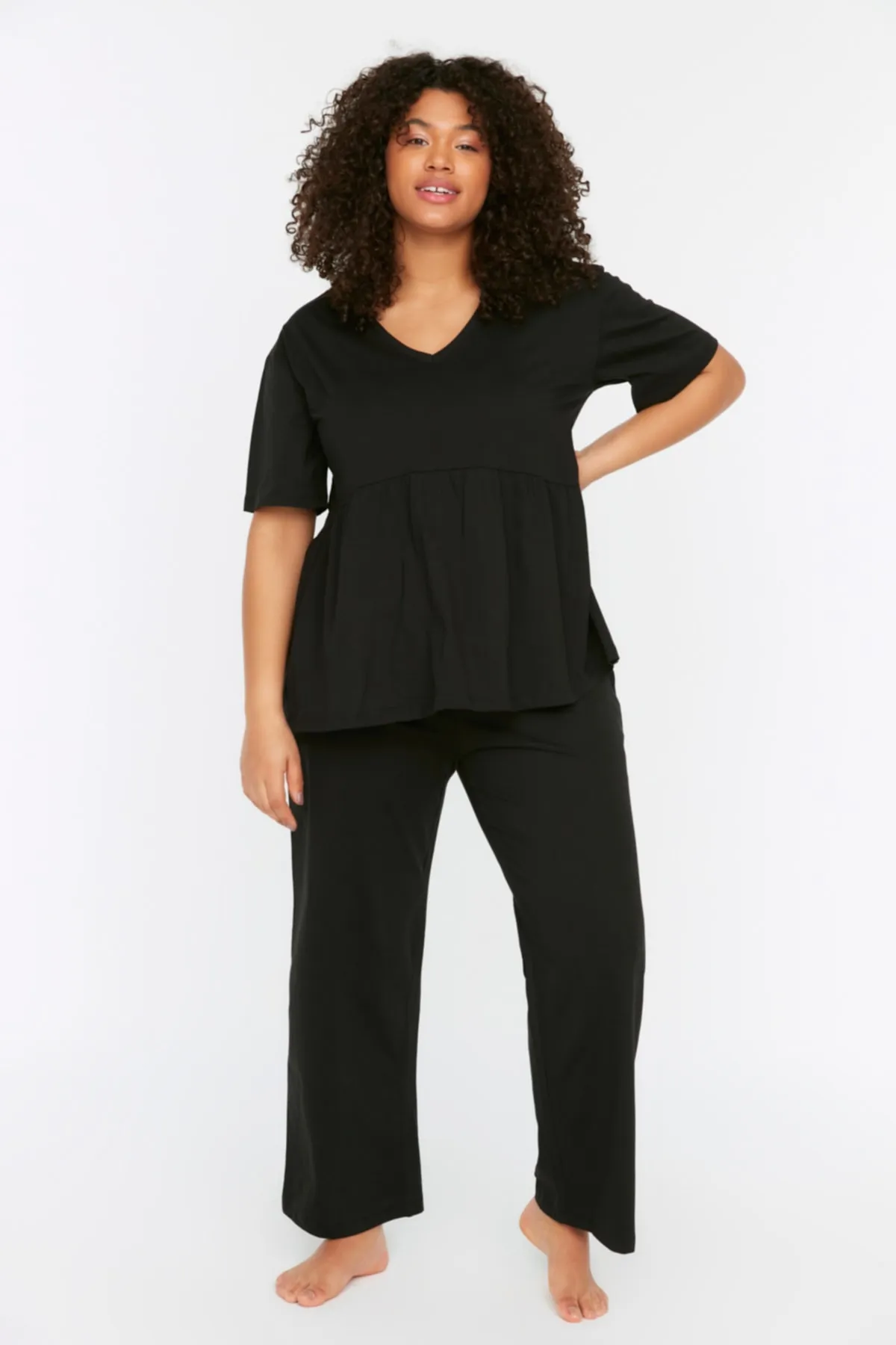 Trendyol Curve  Schwarzes gestricktes Pyjama-Set mit V-Ausschnitt TBBSS22PT0566