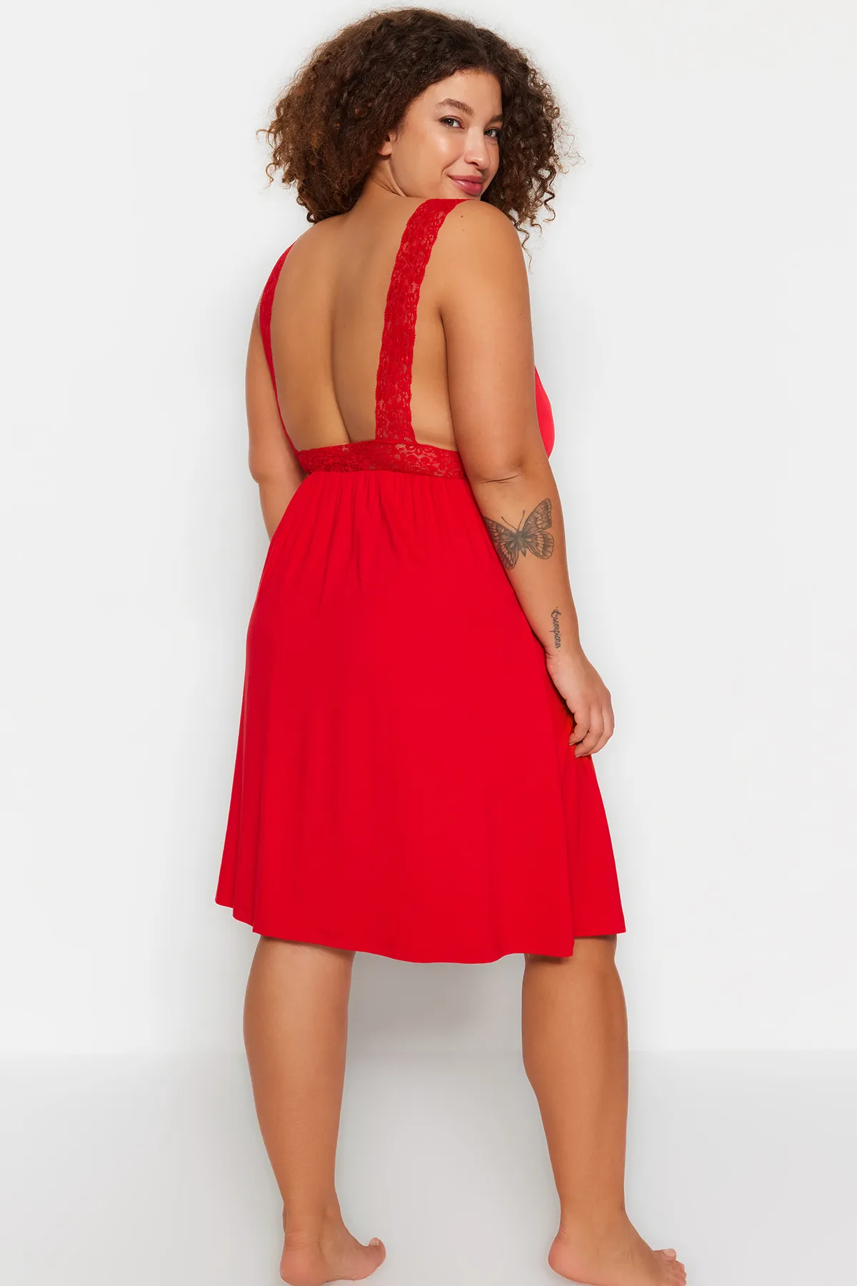 Trendyol Curve  Gestricktes Nachthemd mit roten Spitzendetails TBBAW23CH00000
