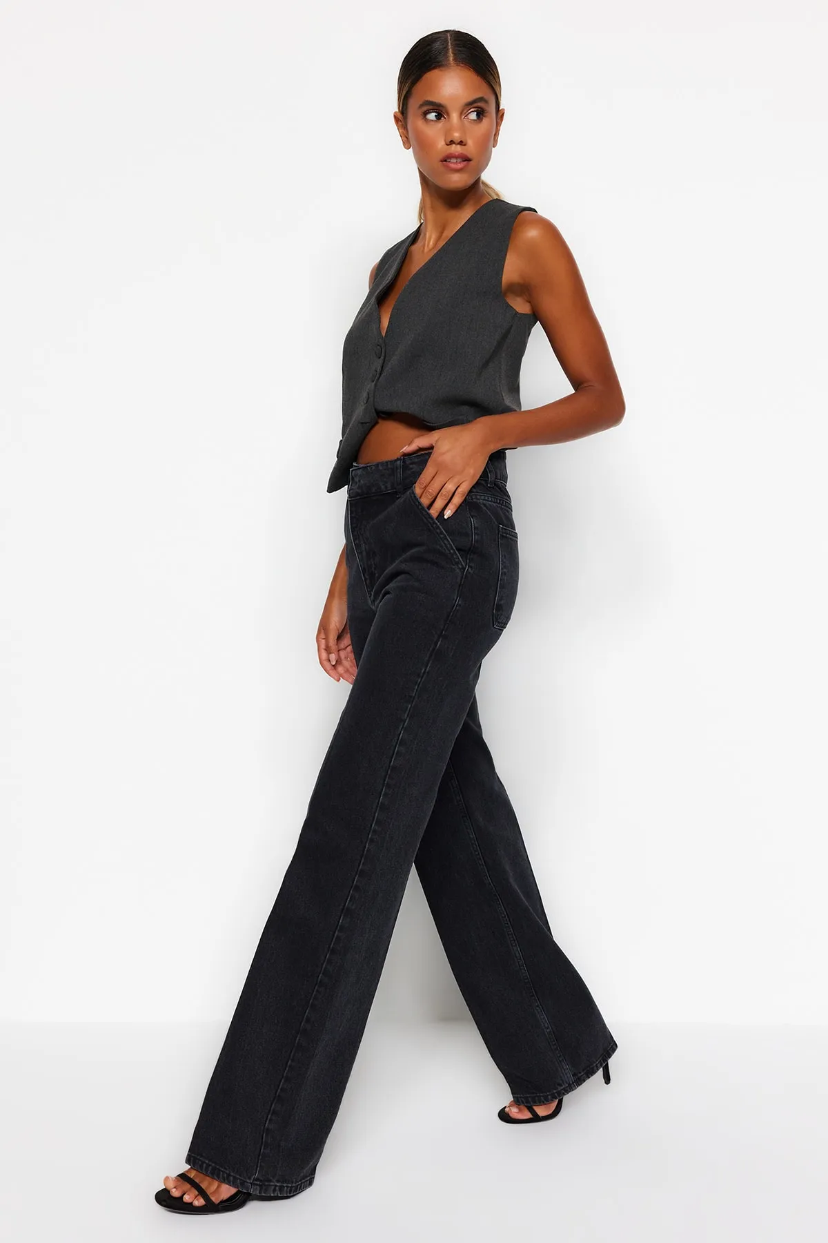 Trendyol Collection  Schwarze Jeans mit hoher Taille und weitem Bein und Taschendetail TWOAW24JE00006