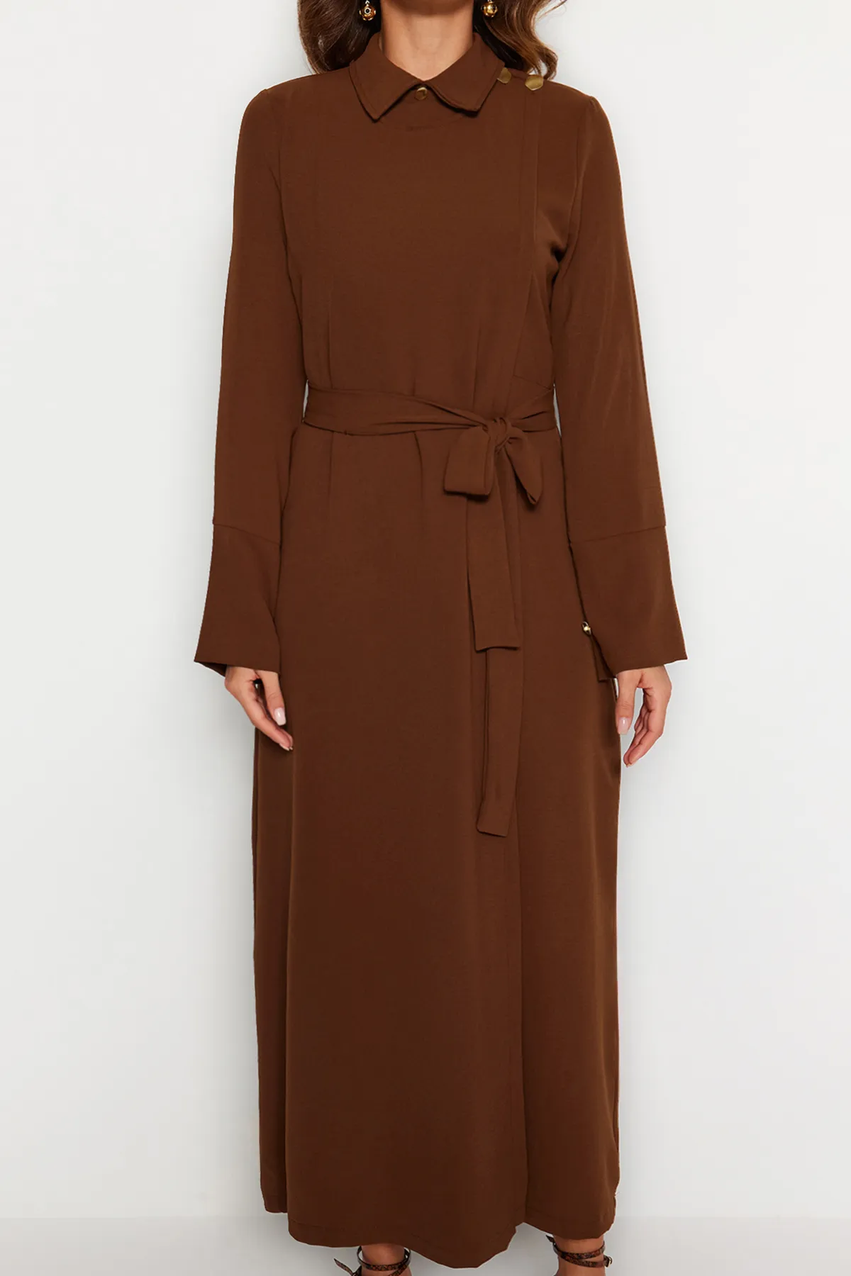 Trendyol Modest  Dunkelbraunes Aerobin-Maxi-Webkleid mit Gürtel TCTAW24EB00070