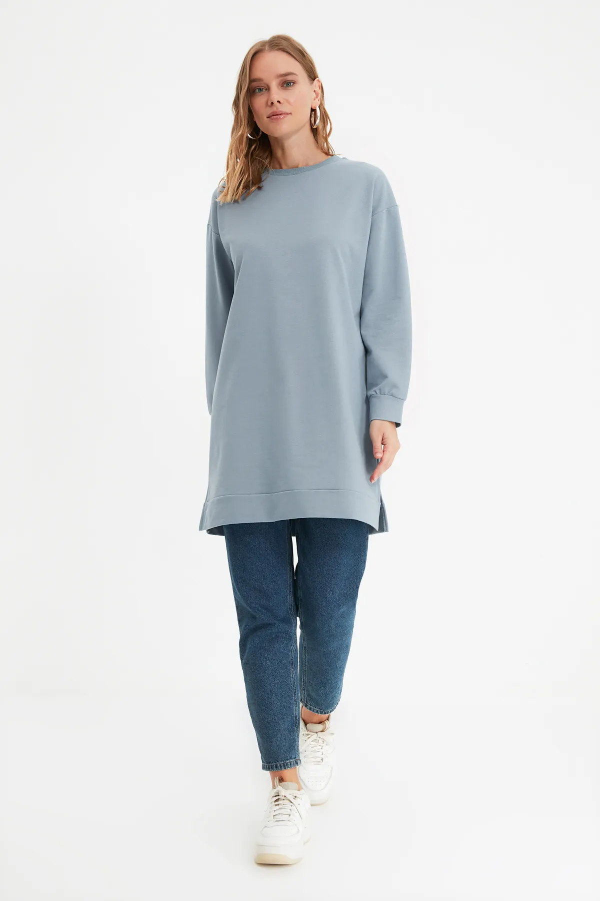 Trendyol Modest  Graues Basic-Strick-Sweatshirt mit Rundhalsausschnitt und Schlitz und detailliertem Ausschnitt TCTAW22TW0138