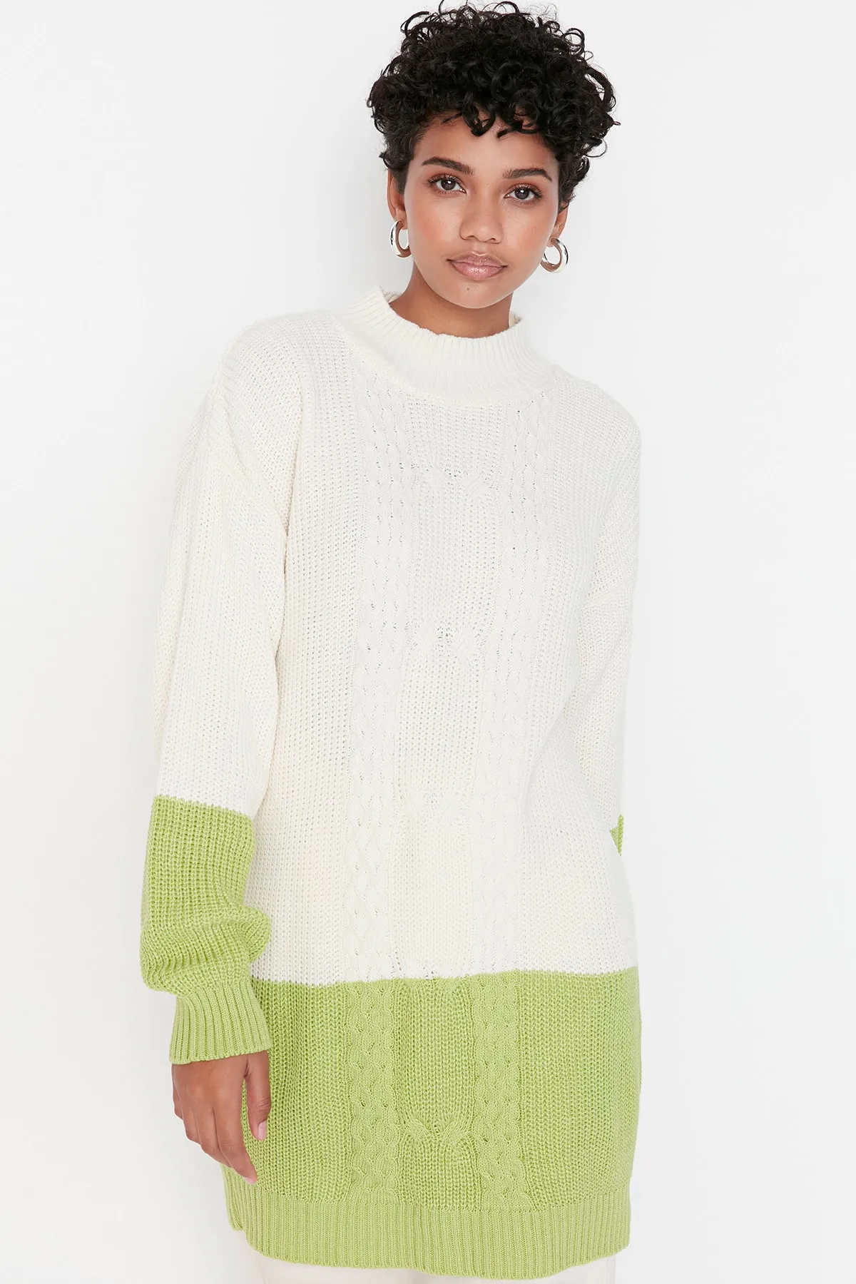 Trendyol Modest  Ecrufarbener Strickpullover mit Farbblockierung und Rundhalsausschnitt an Taille und Ärmeln TCTAW23KZ00067