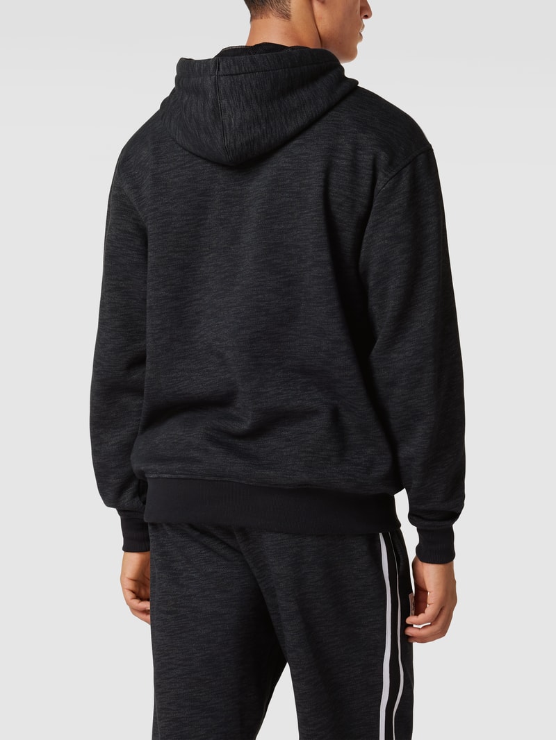 Hoodie mit Label-Patch in schwarz