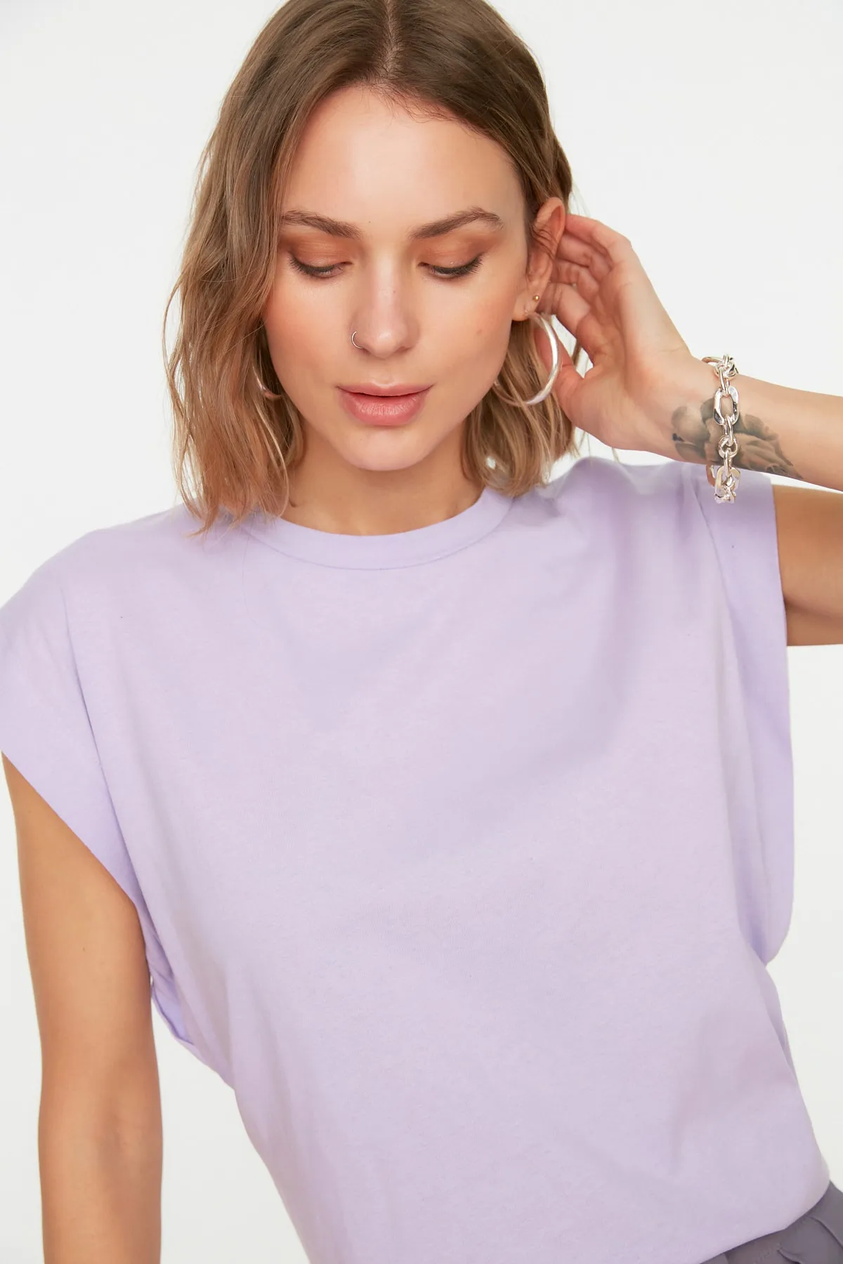 Trendyol Collection  Lilafarbenes Basic-Strick-T-Shirt mit Rundhalsausschnitt aus 100 % Baumwollwatte TWOSS20TS0021