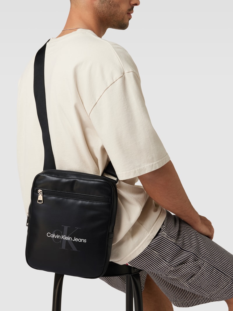 Umhängetasche mit Label-Print Modell 'REPORTER' in black